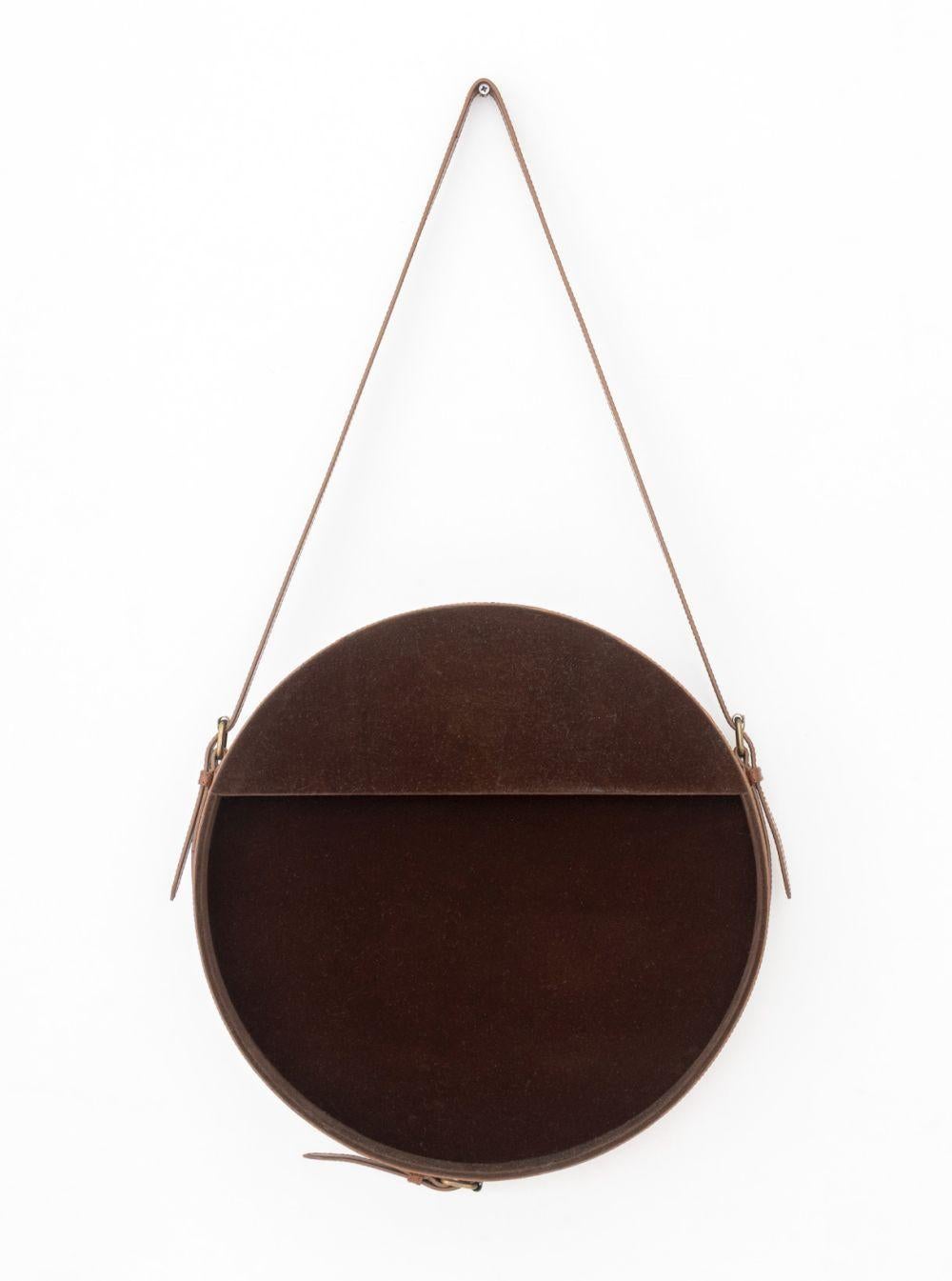 Miroirs encadrés avec courroie en simili cuir, paire en vente 1