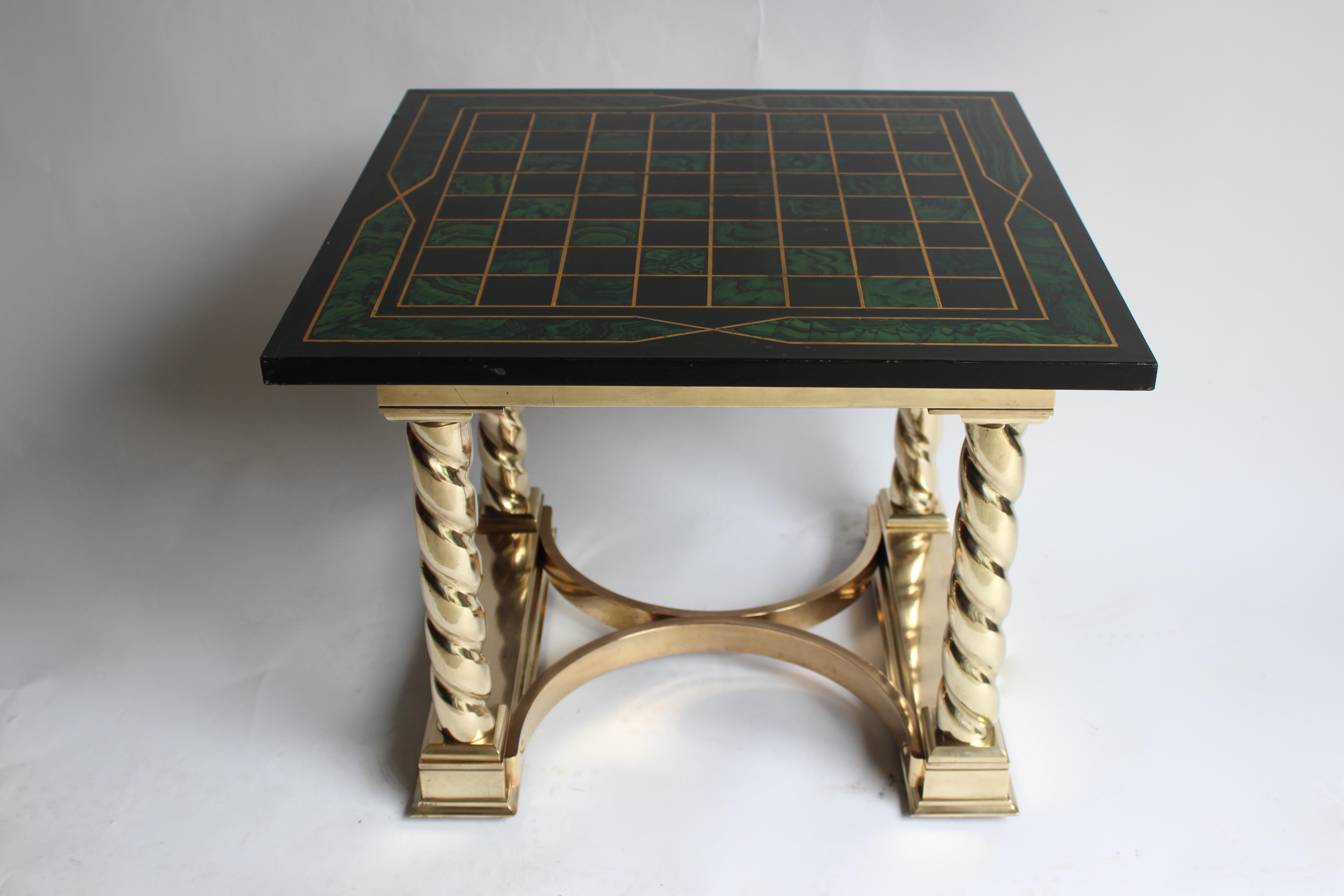 20ième siècle Table de jeu/table d'échecs en fausse malachite et laiton en vente