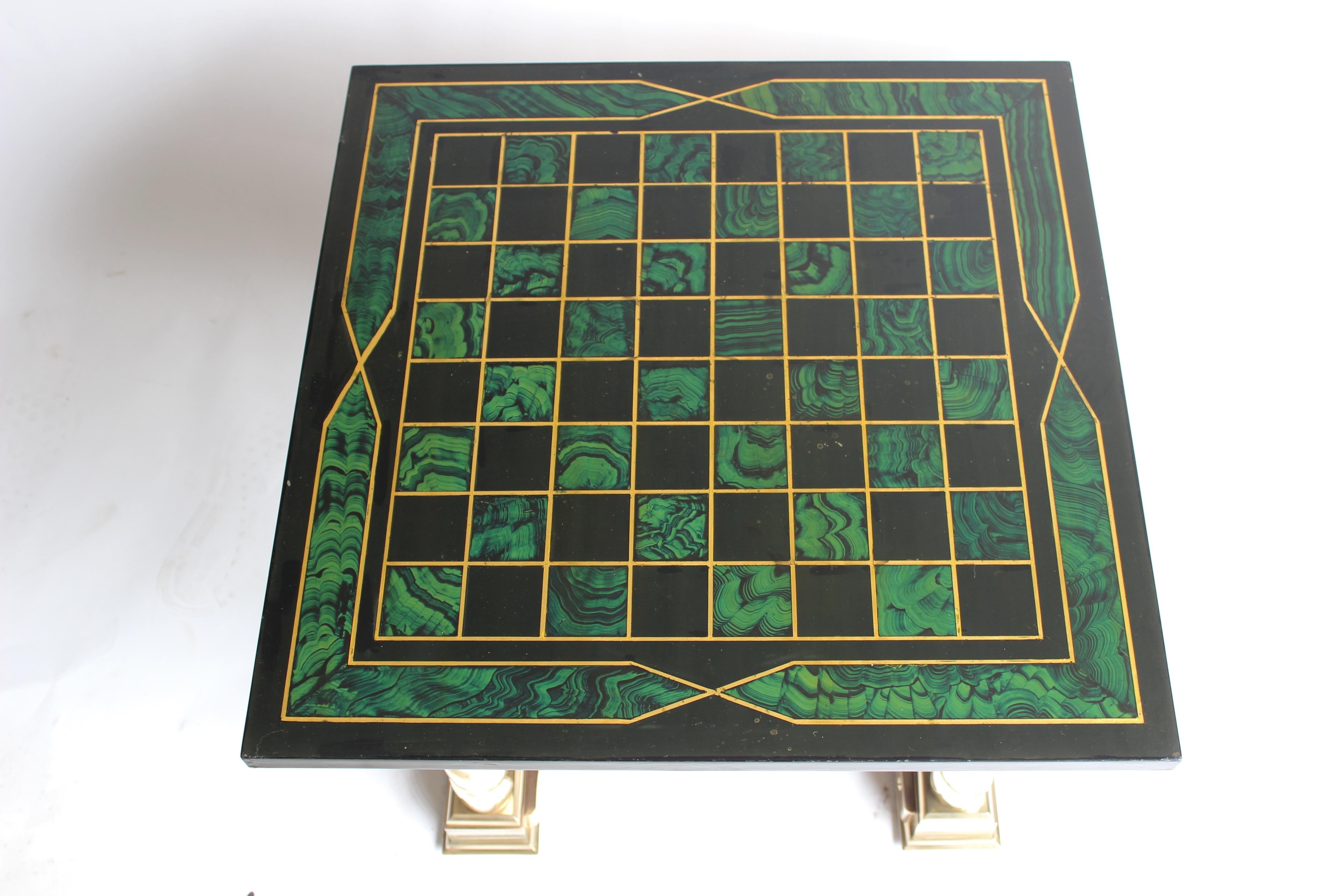 Laiton Table de jeu/table d'échecs en fausse malachite et laiton en vente