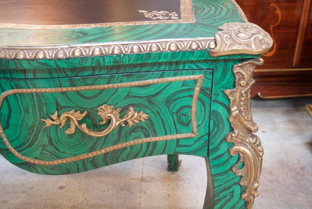 Französischer Schreibtisch mit Malachit-Lackierung und Ormolu-Beschlägen aus Bronze.