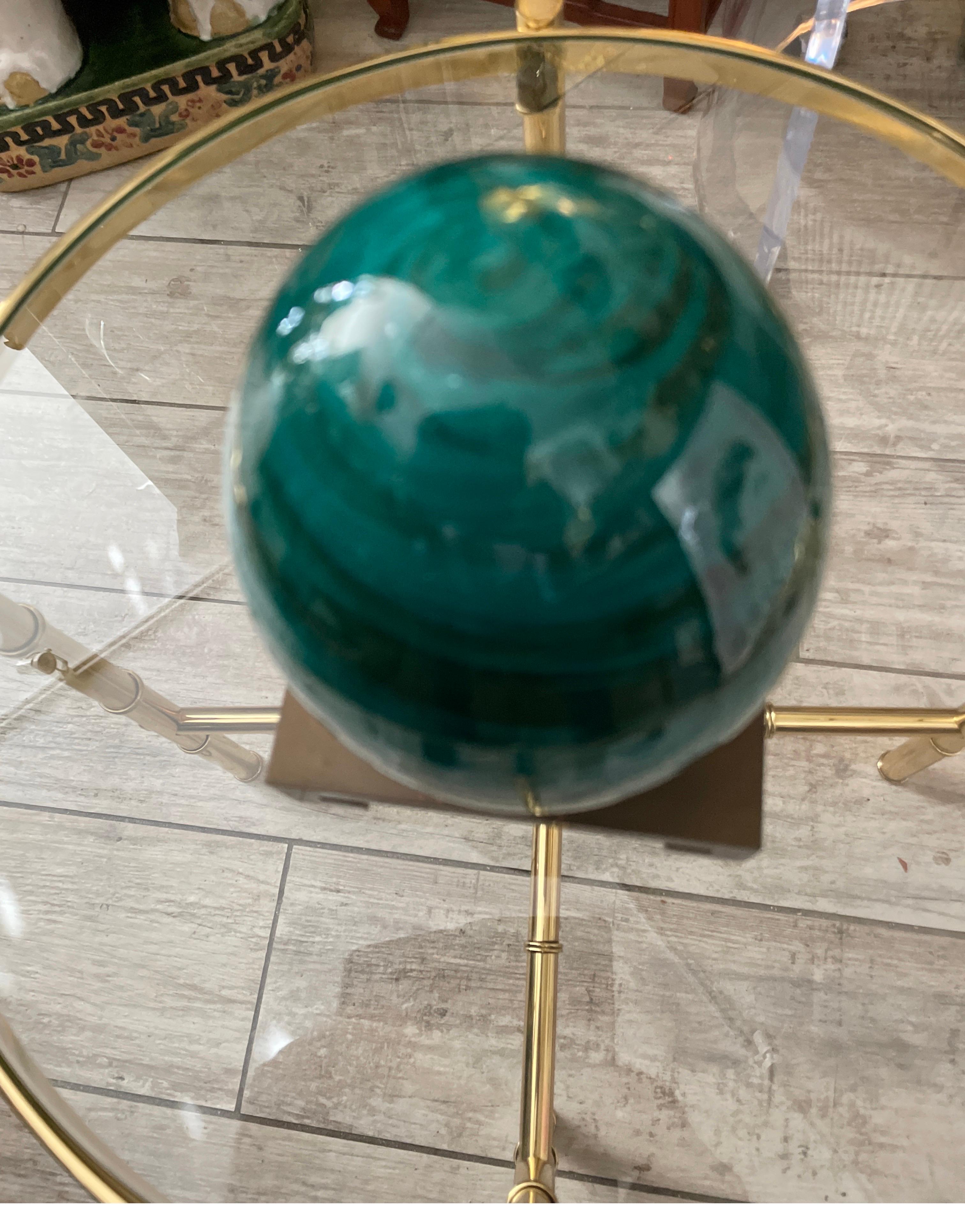 Grand œuf italien en fausse malachite sur socle en laiton. Un accessoire magnifique et unique.