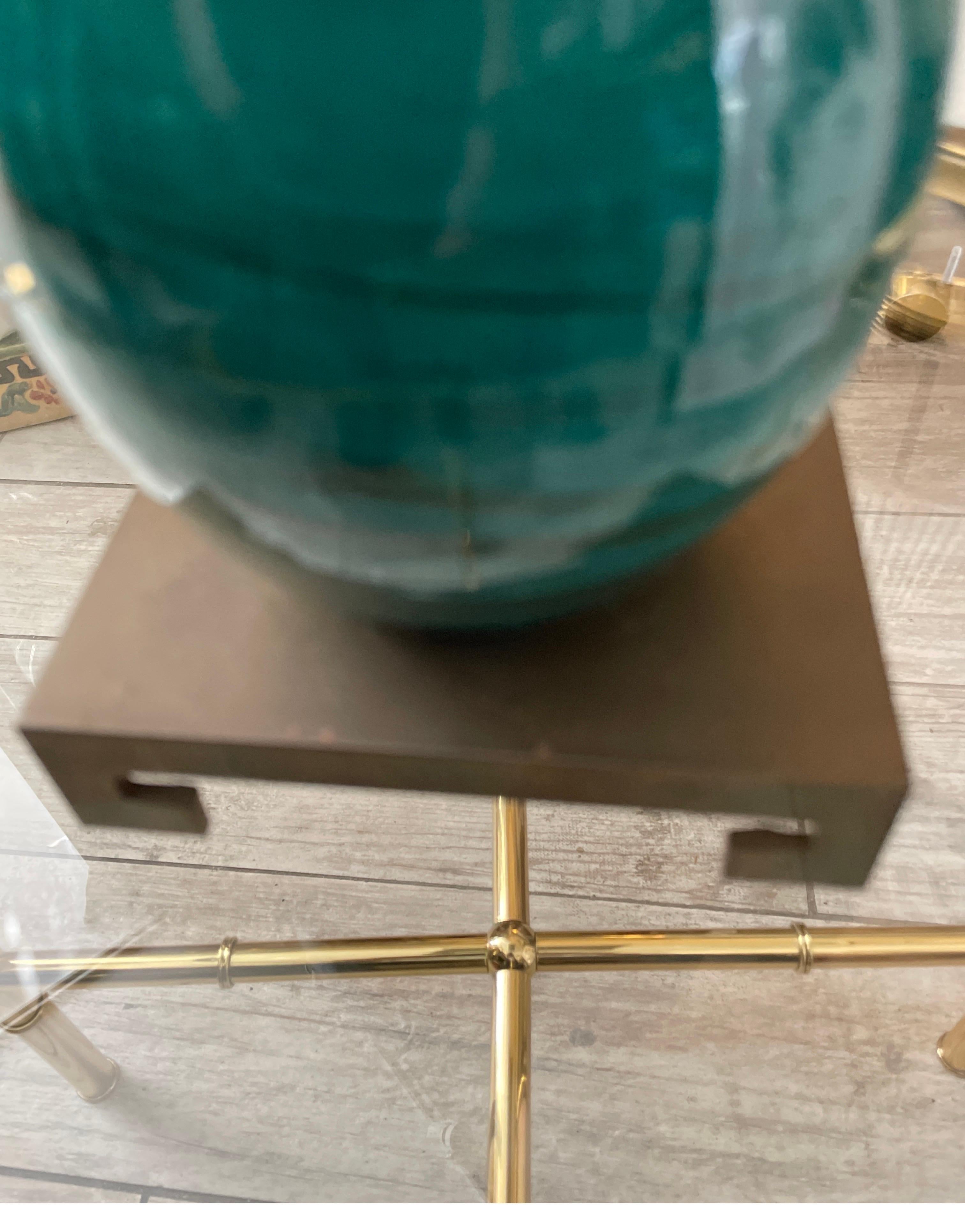italien Faux œuf en terre cuite émaillée de malachite sur Stand en laiton en vente