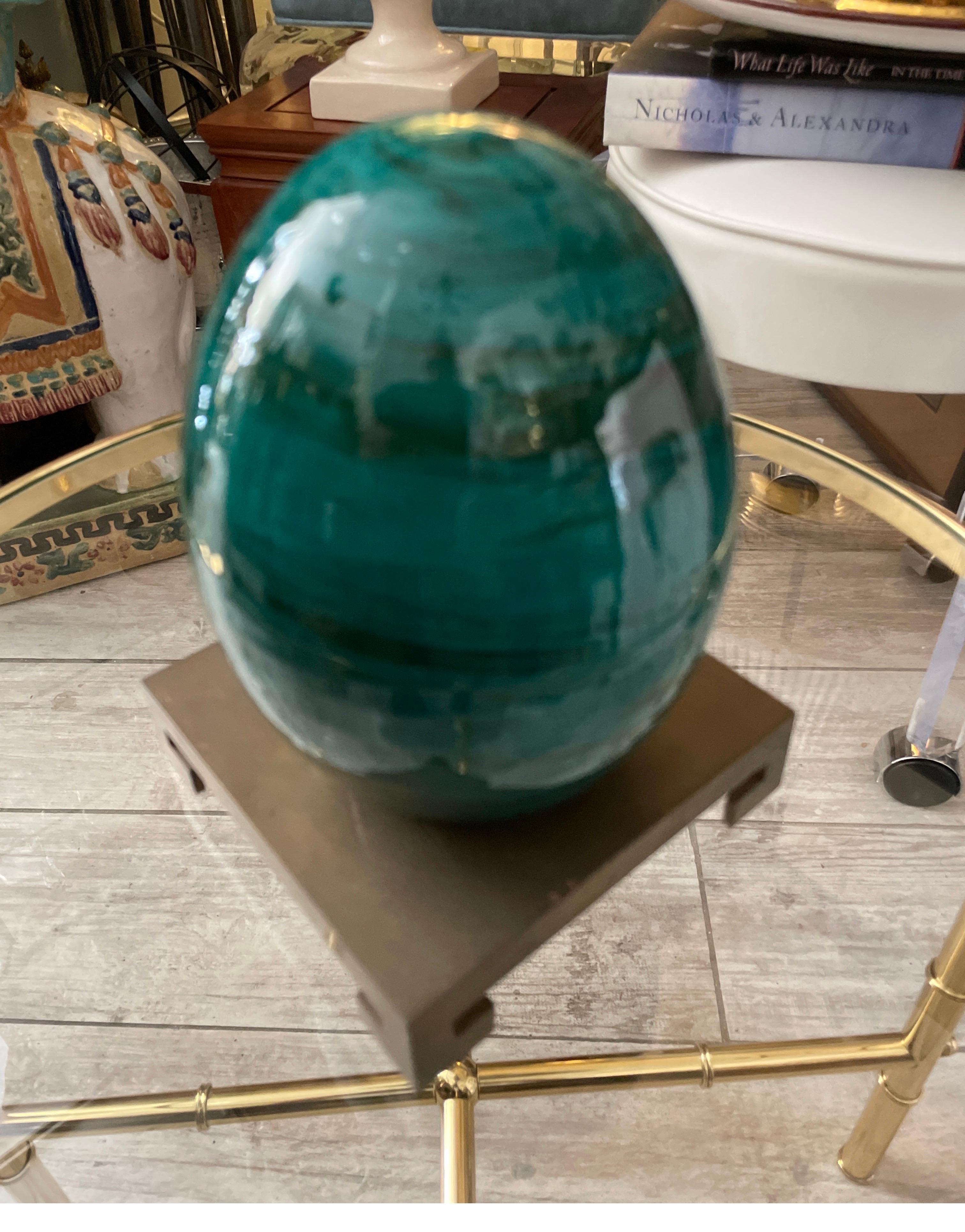 Faux œuf en terre cuite émaillée de malachite sur Stand en laiton Bon état - En vente à West Palm Beach, FL