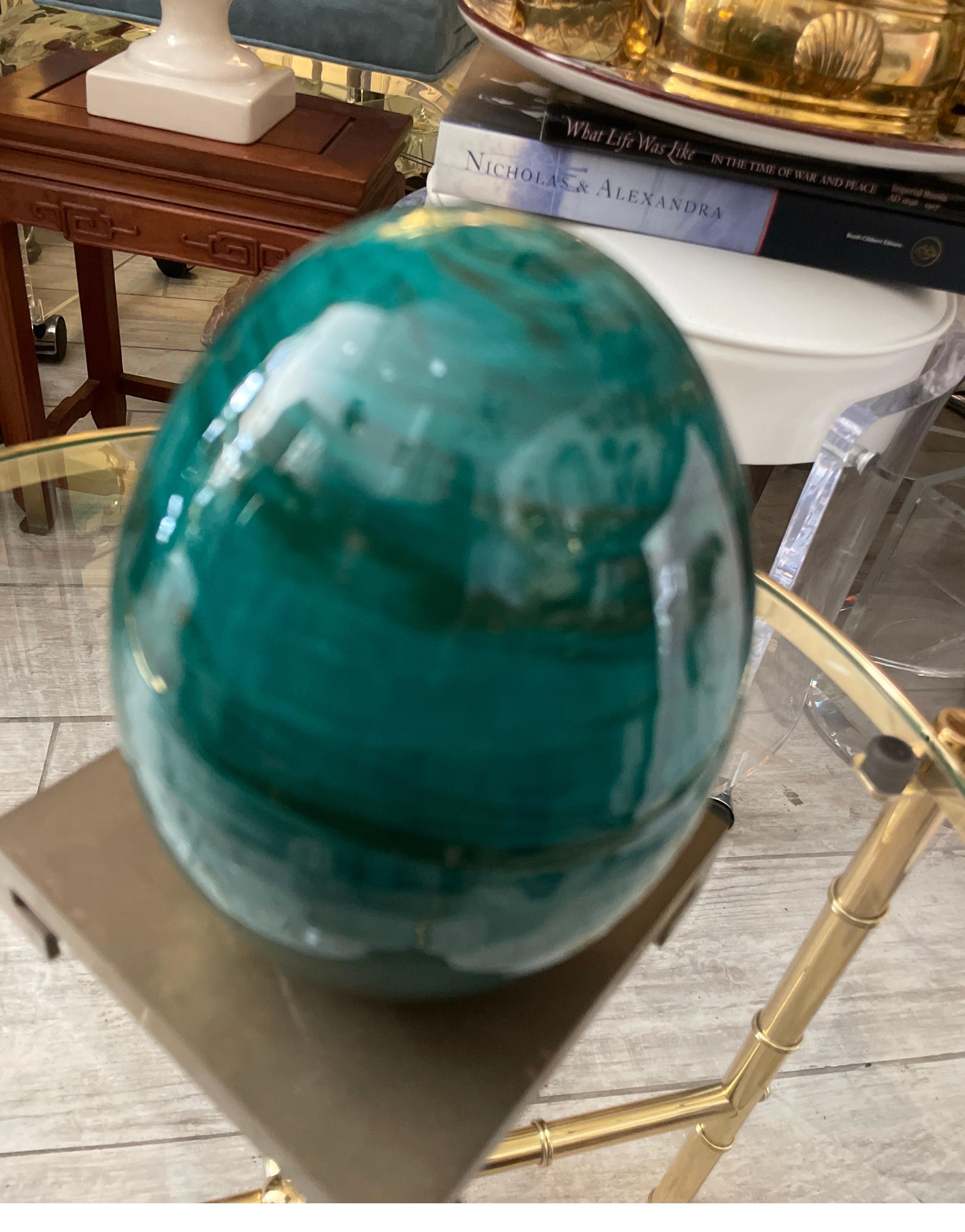 20ième siècle Faux œuf en terre cuite émaillée de malachite sur Stand en laiton en vente