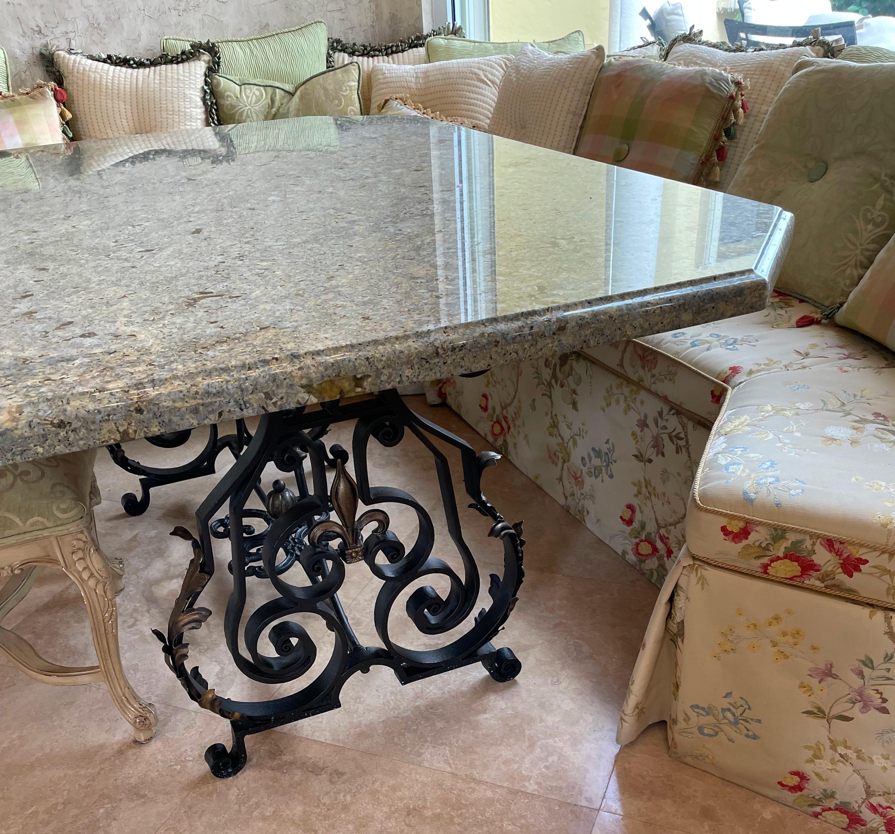 Table de salle à manger en faux marbre et fer forgé Bon état - En vente à West Palm Beach, FL