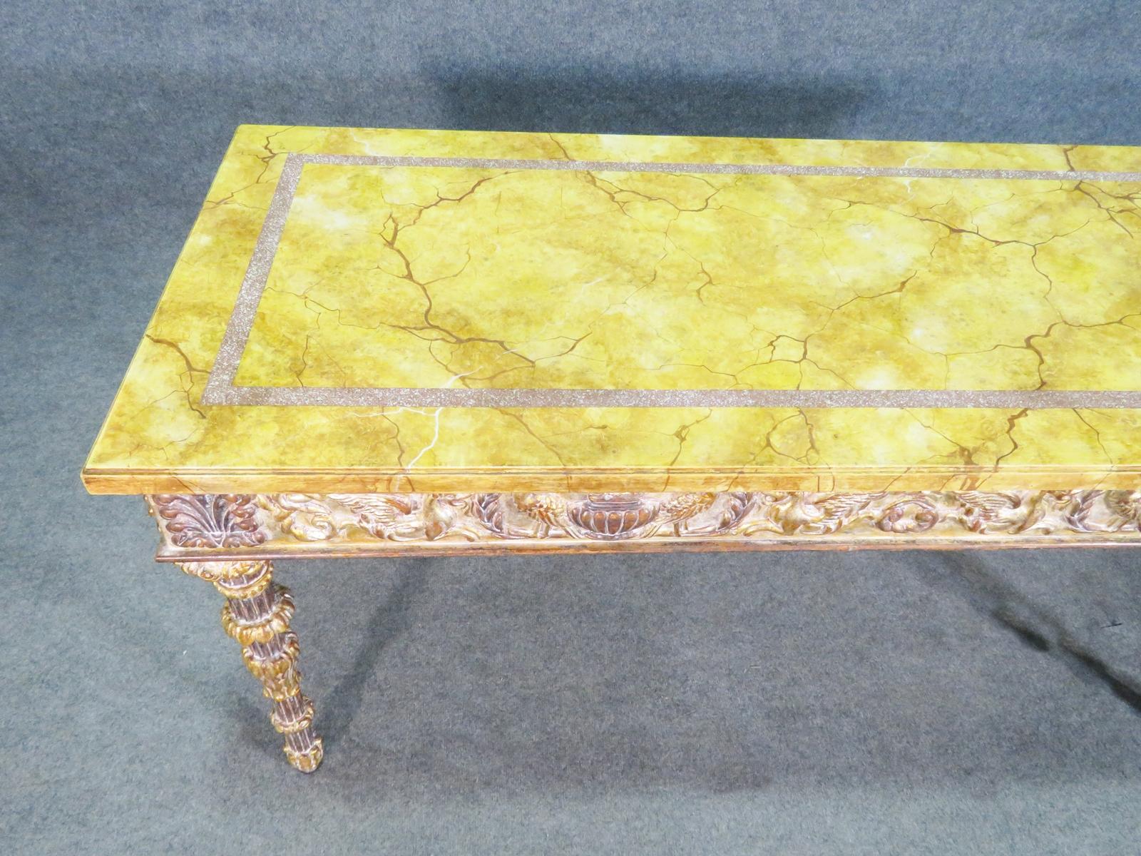 Milieu du XXe siècle Table console décorée de peinture en faux marbre de style Louis XVI en vente