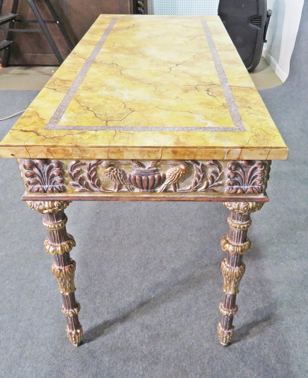 Table console décorée de peinture en faux marbre de style Louis XVI en vente 1
