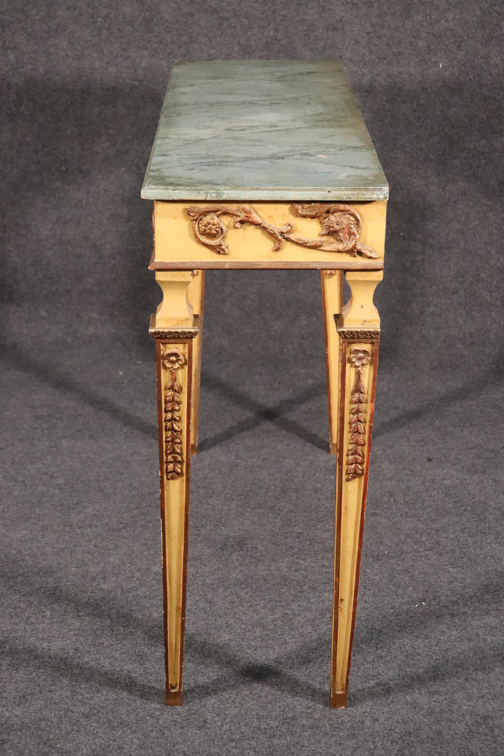 Français Table console de style Régence française décorée en peinture crème et dorée en vente