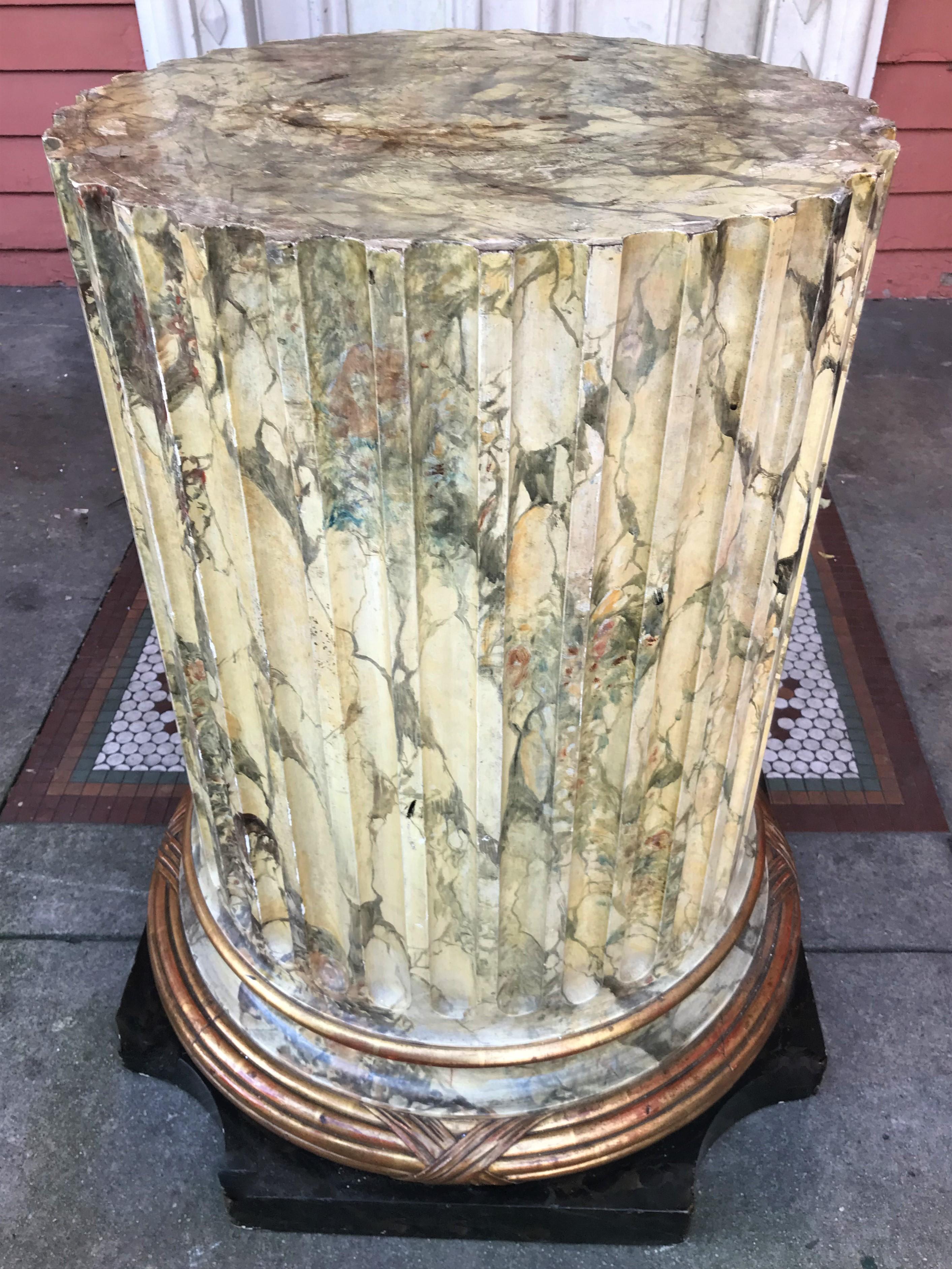Faux marbre  Table ou piédestal en bois sculpté et cannelé à tige de colonne en vente 2