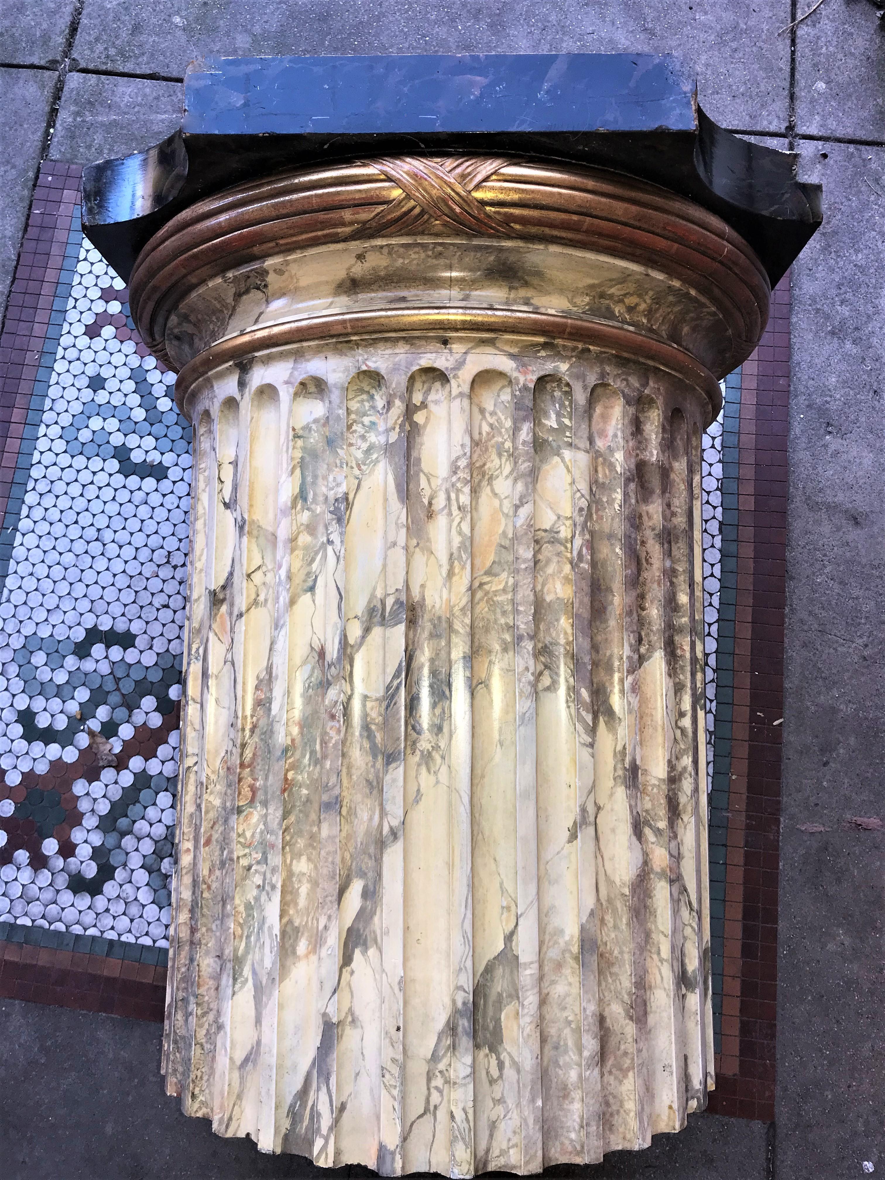 Faux marbre  Table ou piédestal en bois sculpté et cannelé à tige de colonne en vente 4