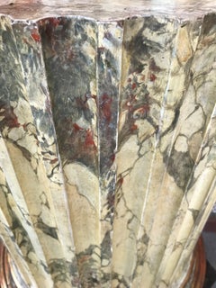 Marmo finto  Tavolo o piedistallo in legno con colonna intagliata e scanalata