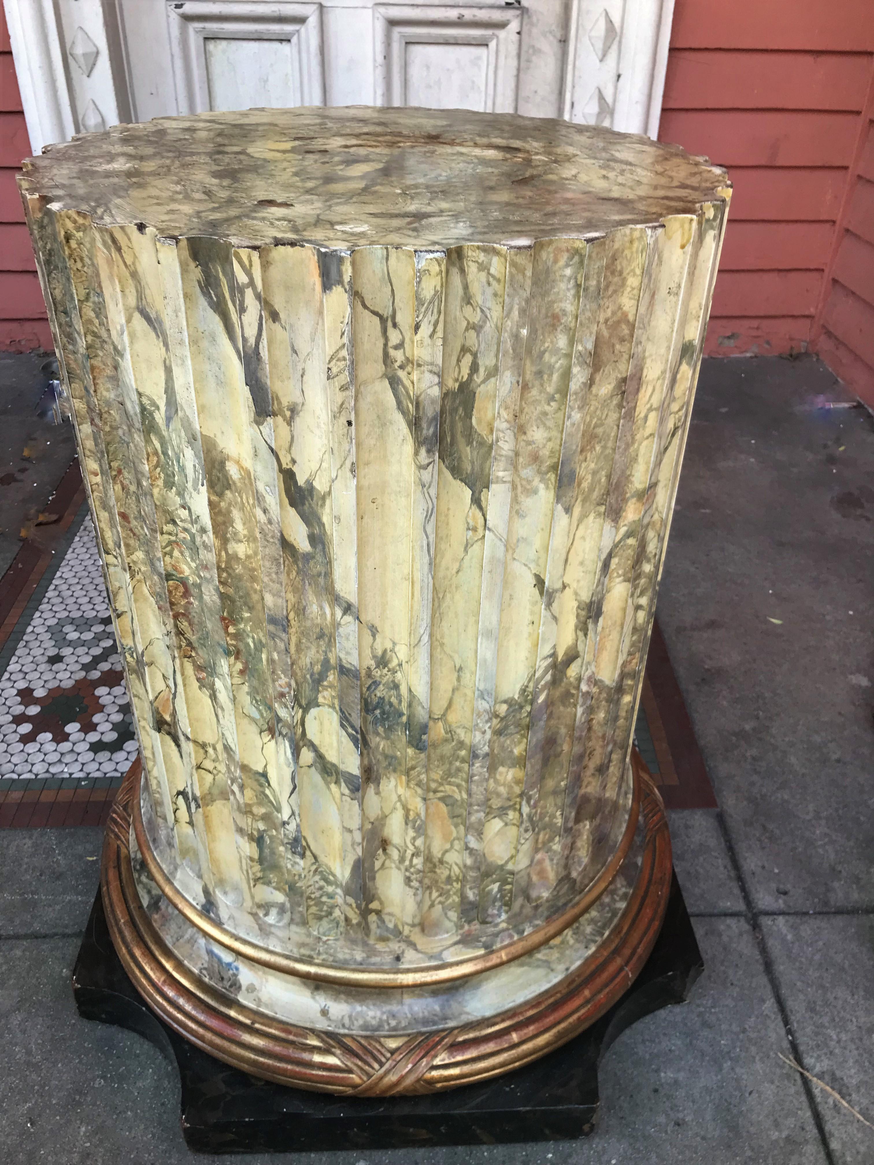 Néoclassique Faux marbre  Table ou piédestal en bois sculpté et cannelé à tige de colonne en vente