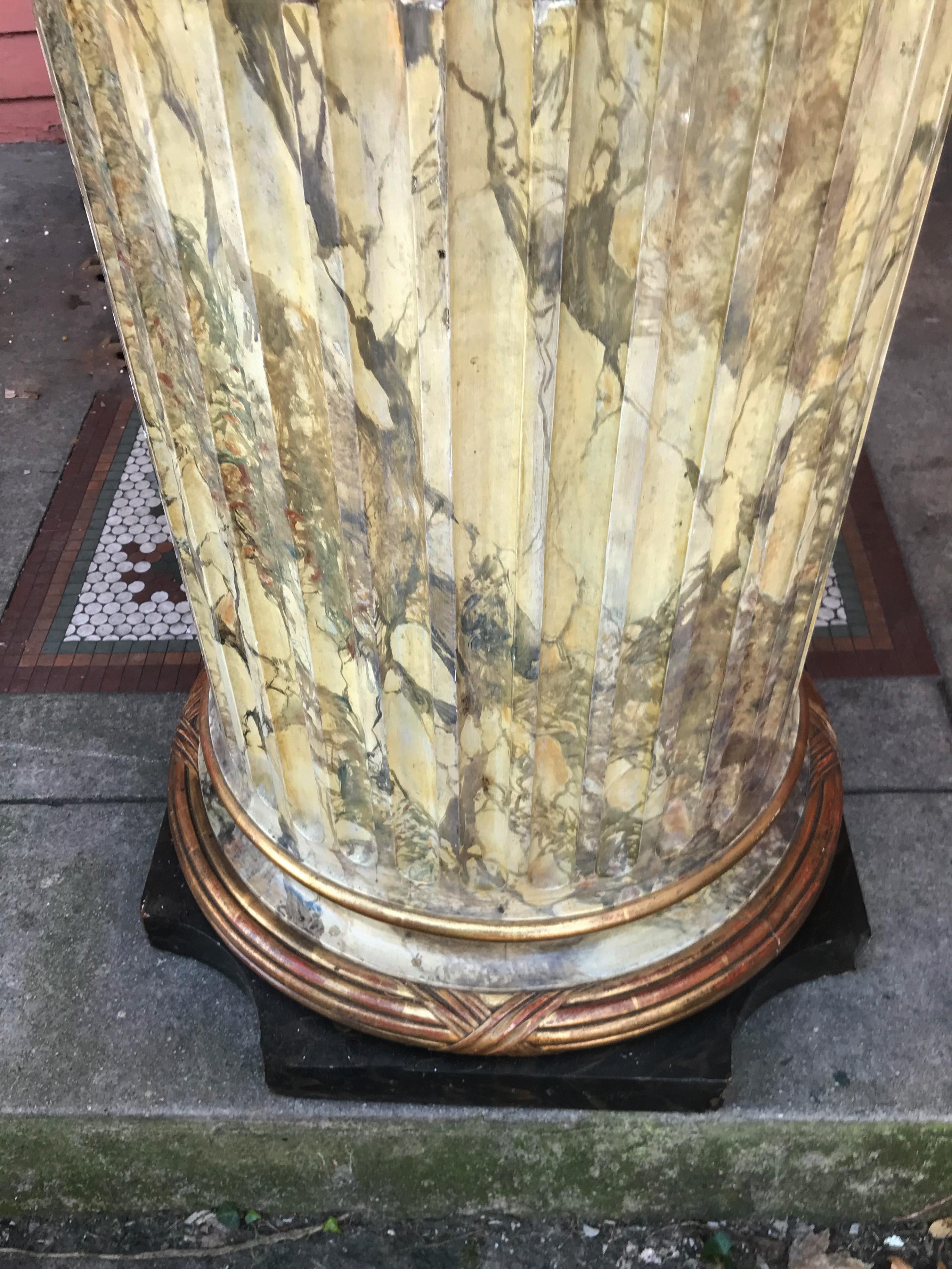 Français Faux marbre  Table ou piédestal en bois sculpté et cannelé à tige de colonne en vente