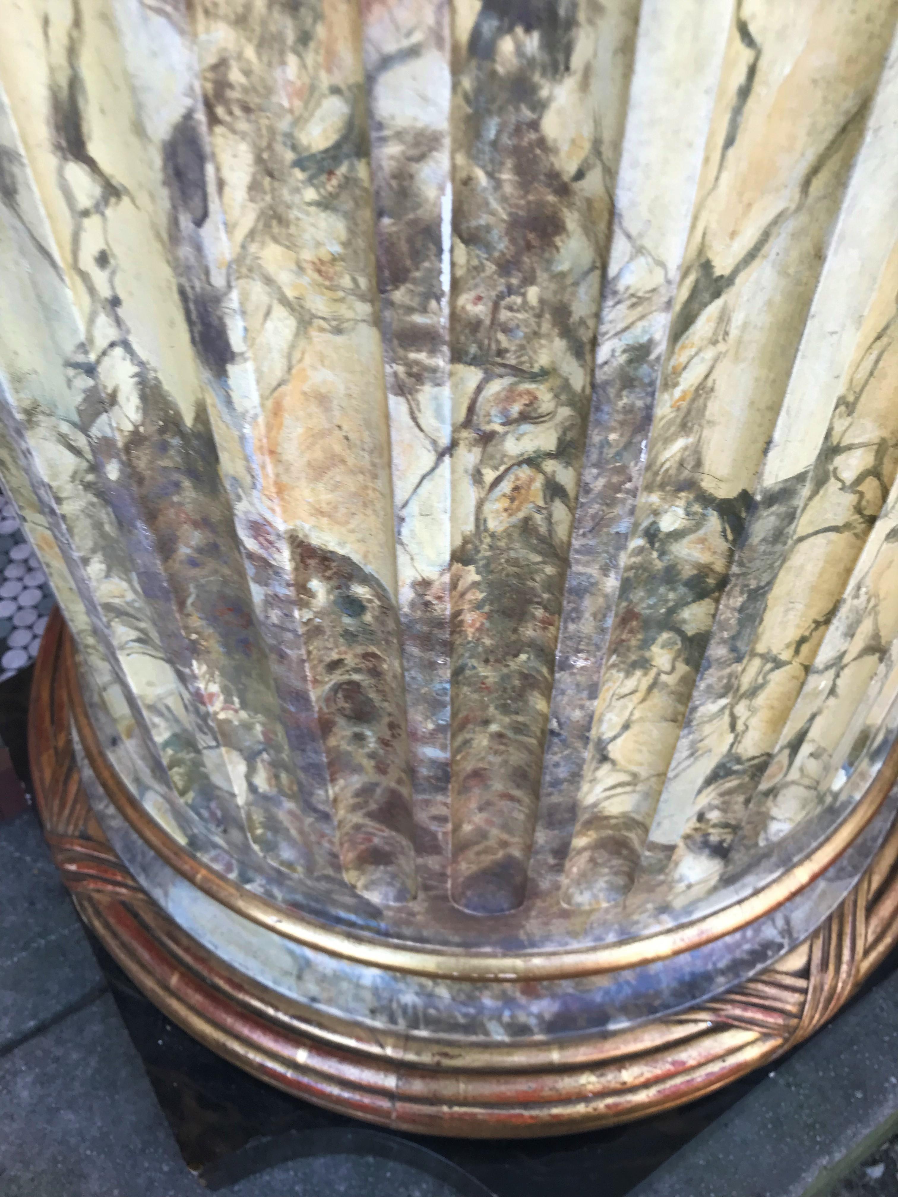 Bois Faux marbre  Table ou piédestal en bois sculpté et cannelé à tige de colonne en vente
