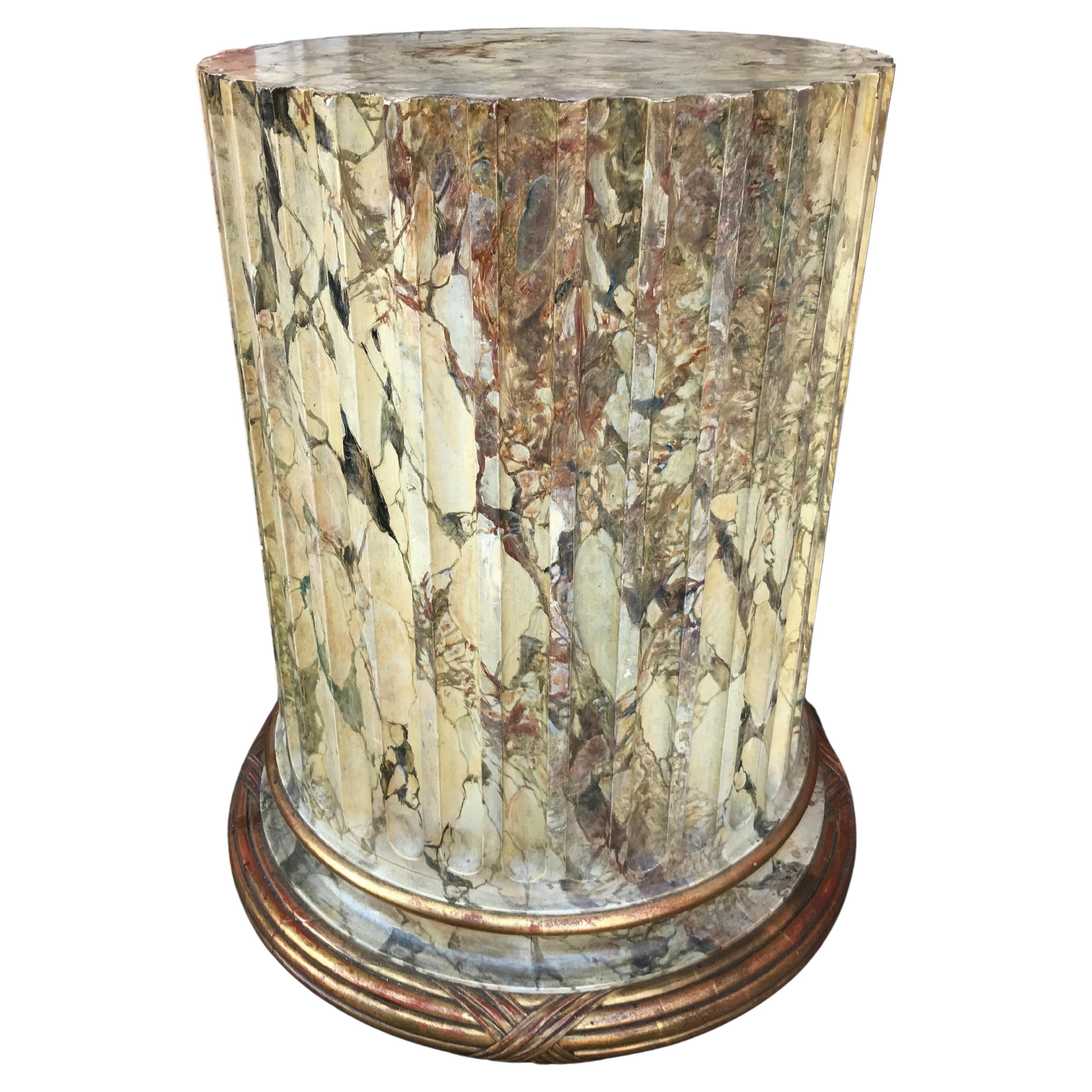 Faux marbre  Table ou piédestal en bois sculpté et cannelé à tige de colonne en vente