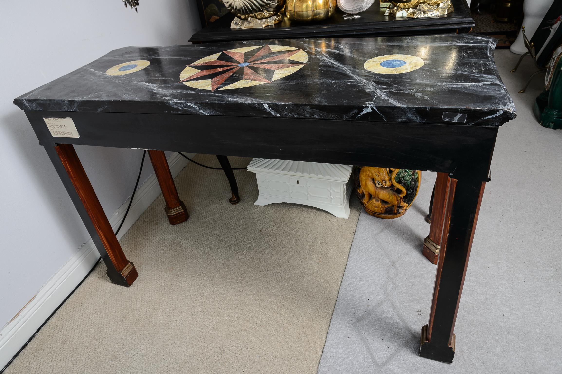 Appena arrivato,  questo formidabile e dettagliatissimo tavolo consolle in stile Regency Chippendale, dipinto con decorazioni in finto marmo e grembiule intagliato.
Questo tavolo consolle presenta un intricato grembiule intagliato sui tre lati ed è