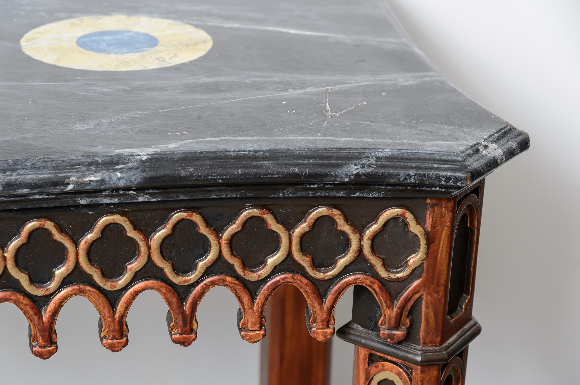 Hollywood Regency Tavolo da console dipinto in finto marmo con grembiule intagliato in vendita