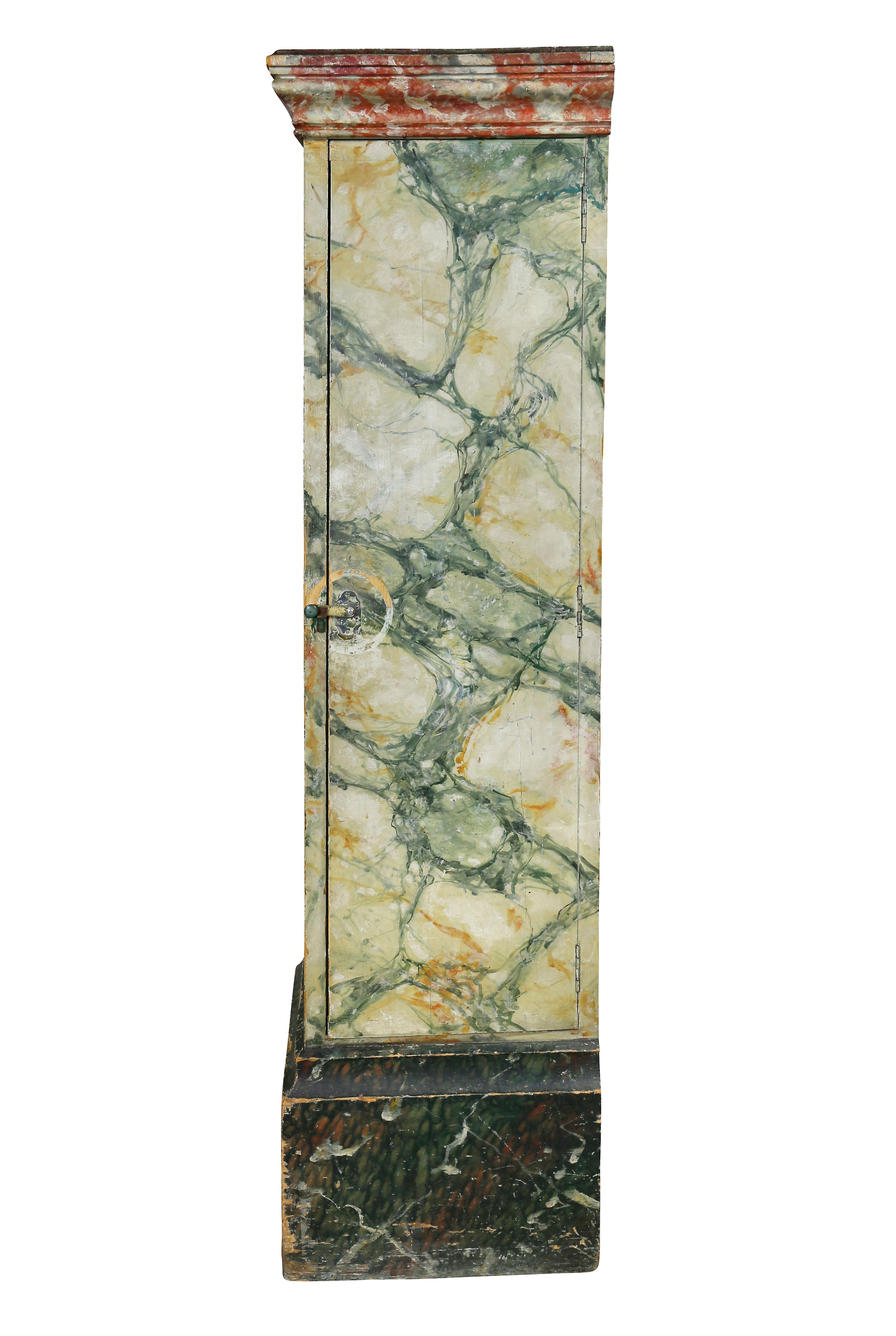 Faux Marble Painted Wood Pedestal oder Kabinett (Gemalt) im Angebot