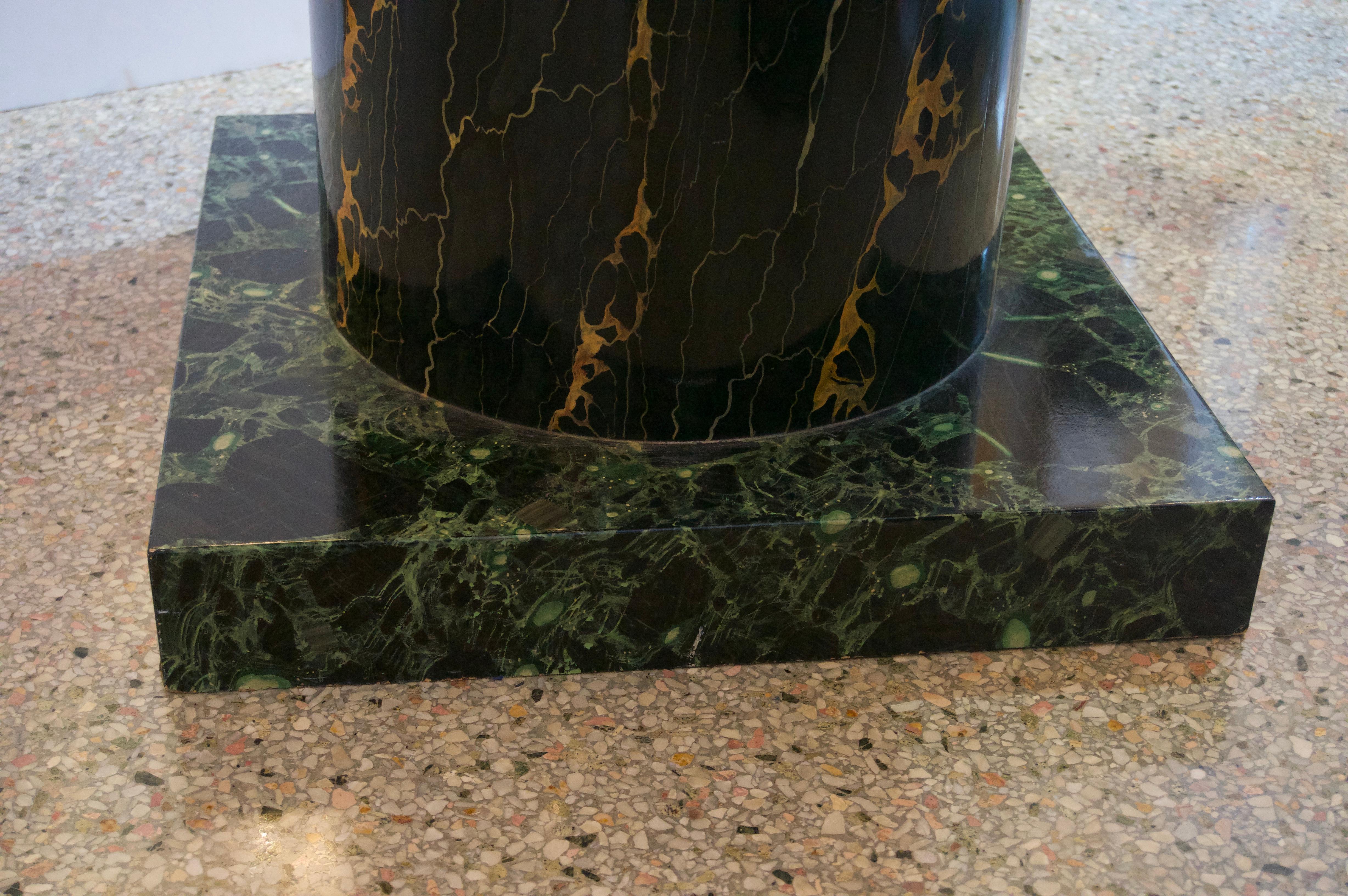 Table centrale ronde en faux marbre Bon état - En vente à West Palm Beach, FL