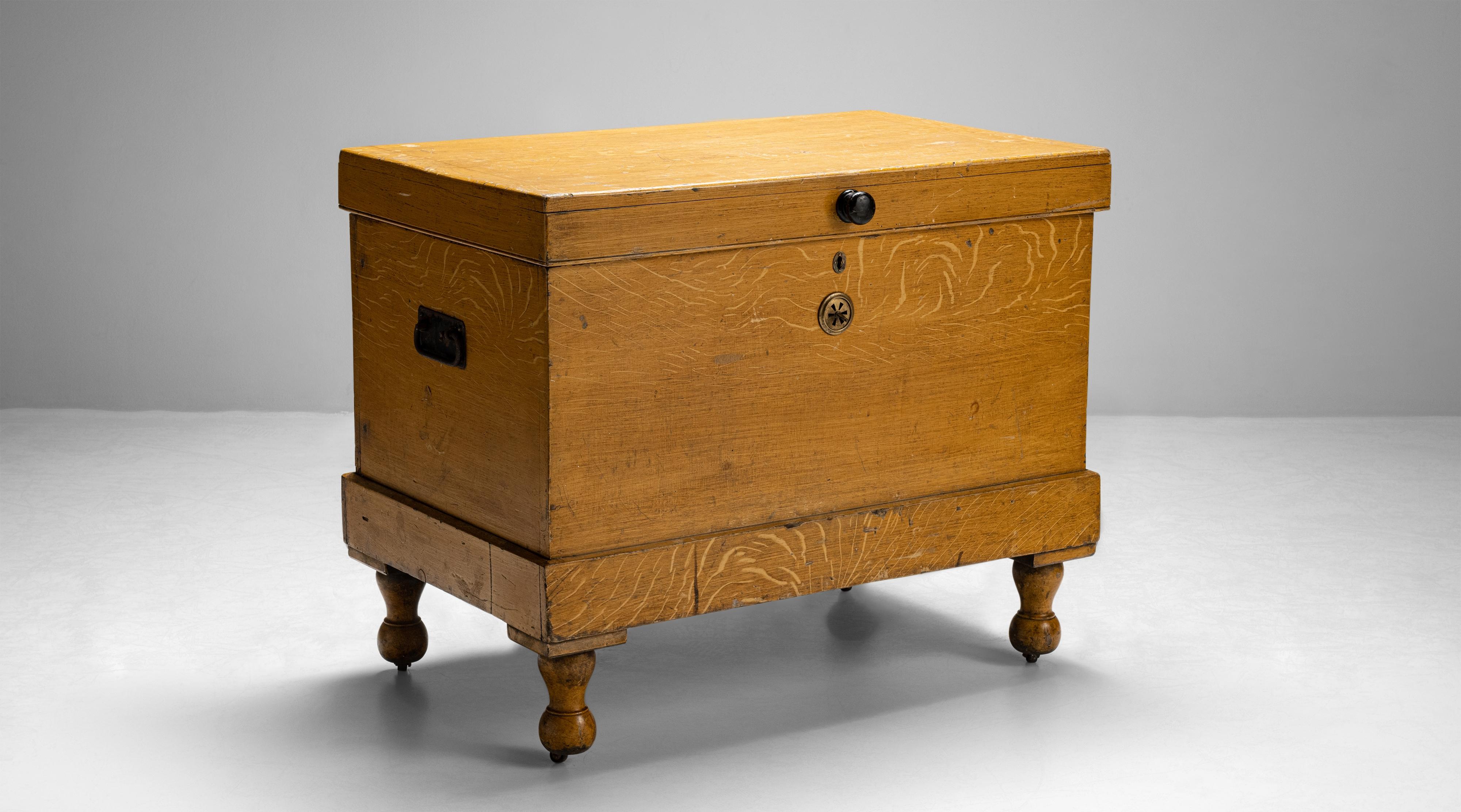 Faux oak chest
England circa 1890
Large country house ice box with faux oak painted decoration on baluster turned legs with inset castors.
Measures: 39.25