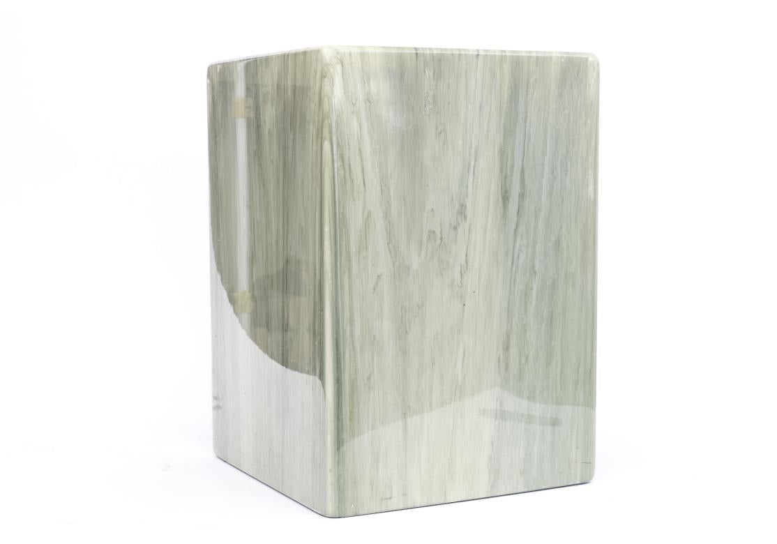 Il est absolument convaincant de le prendre pour un véritable morceau d'Onyx lustré. A utiliser comme table d'appoint ou comme sculpture ou piédestal d'exposition d'objets.

Dimensions :  13,75