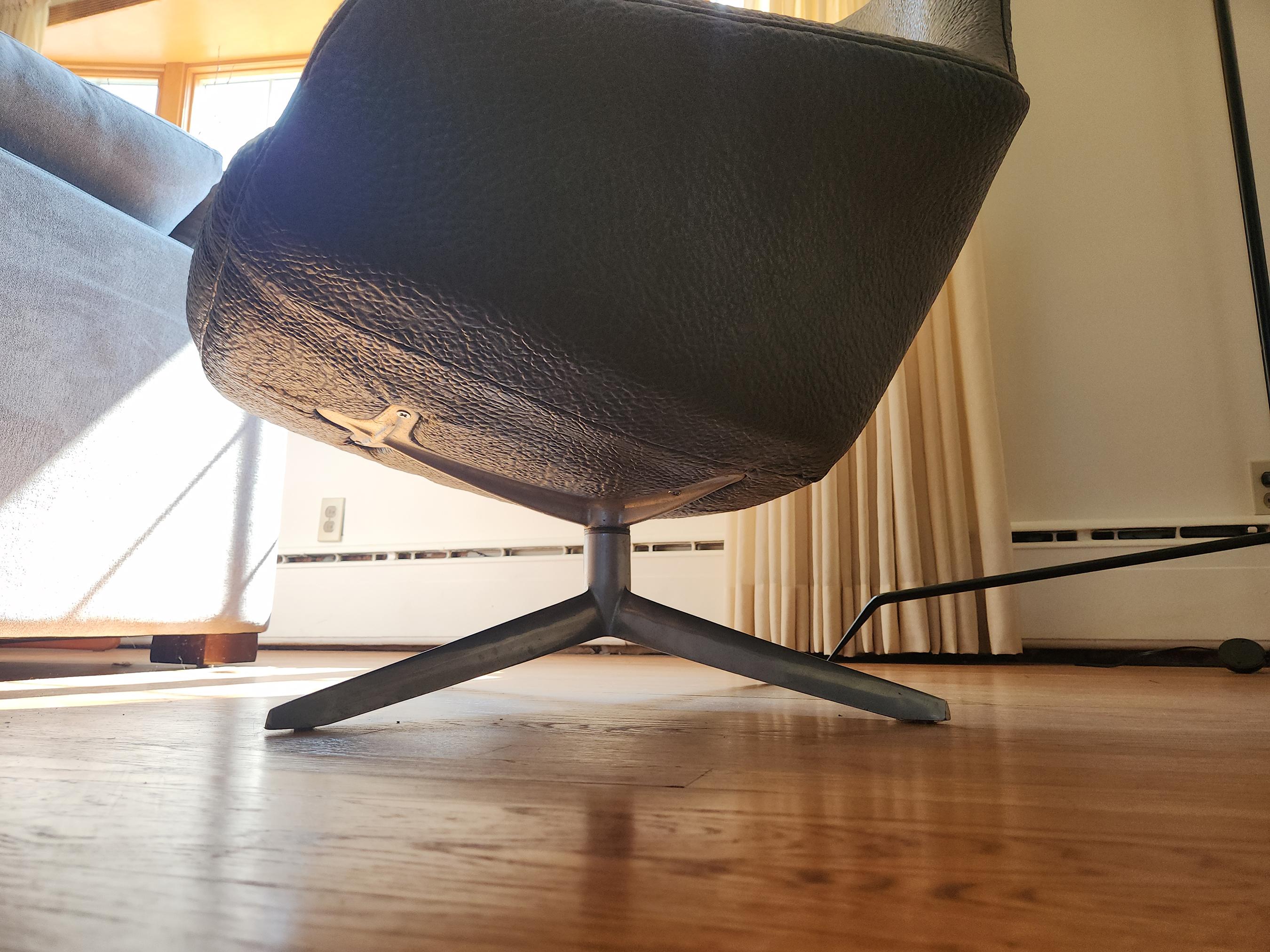 20th Century Faux Ostrich Leather Living Room Chair in the Style of the Jacobsen Egg Chair For Sale