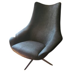 Sedia da salotto in finta pelle di struzzo nello stile della Egg Chair di Jacobsen