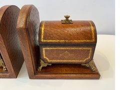 Buchstützen aus Straußenleder von Maitland Smith mit dekorativen Schachteln aus Kunstleder