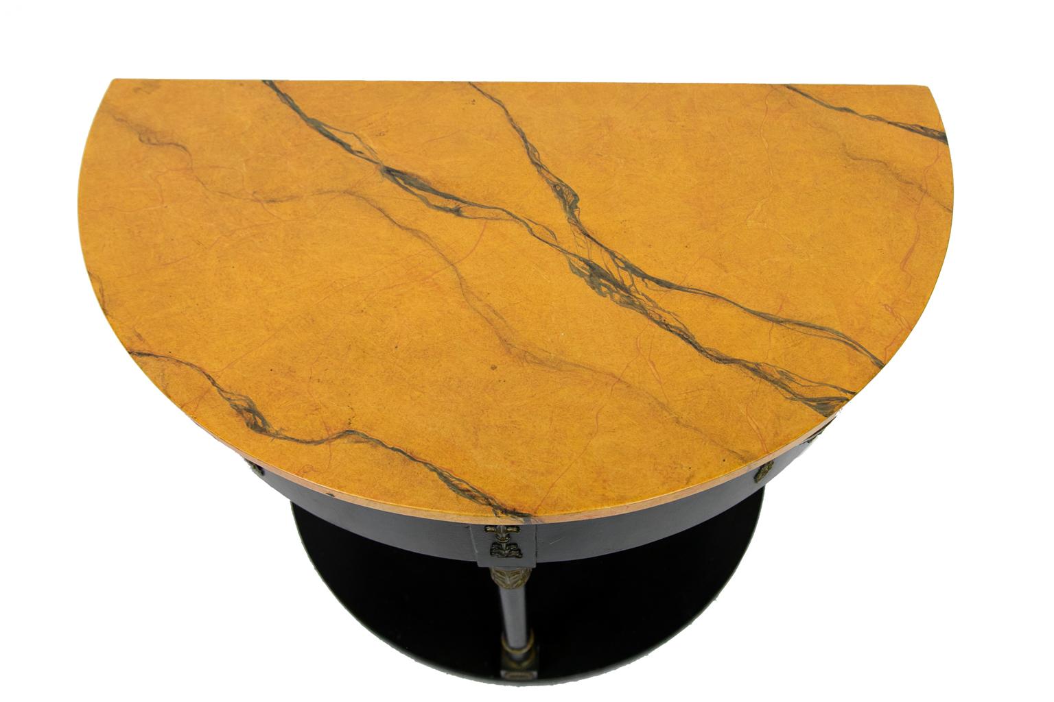 Faux gemalt Demilune Regency-Stil Englisch Tisch, ist die Platte faux gemalt, um Siena Marmor zu simulieren. Der volle Sockel ist schwarz mit vergoldeten Akanthusblättern und Kranzschnitzereien.
   