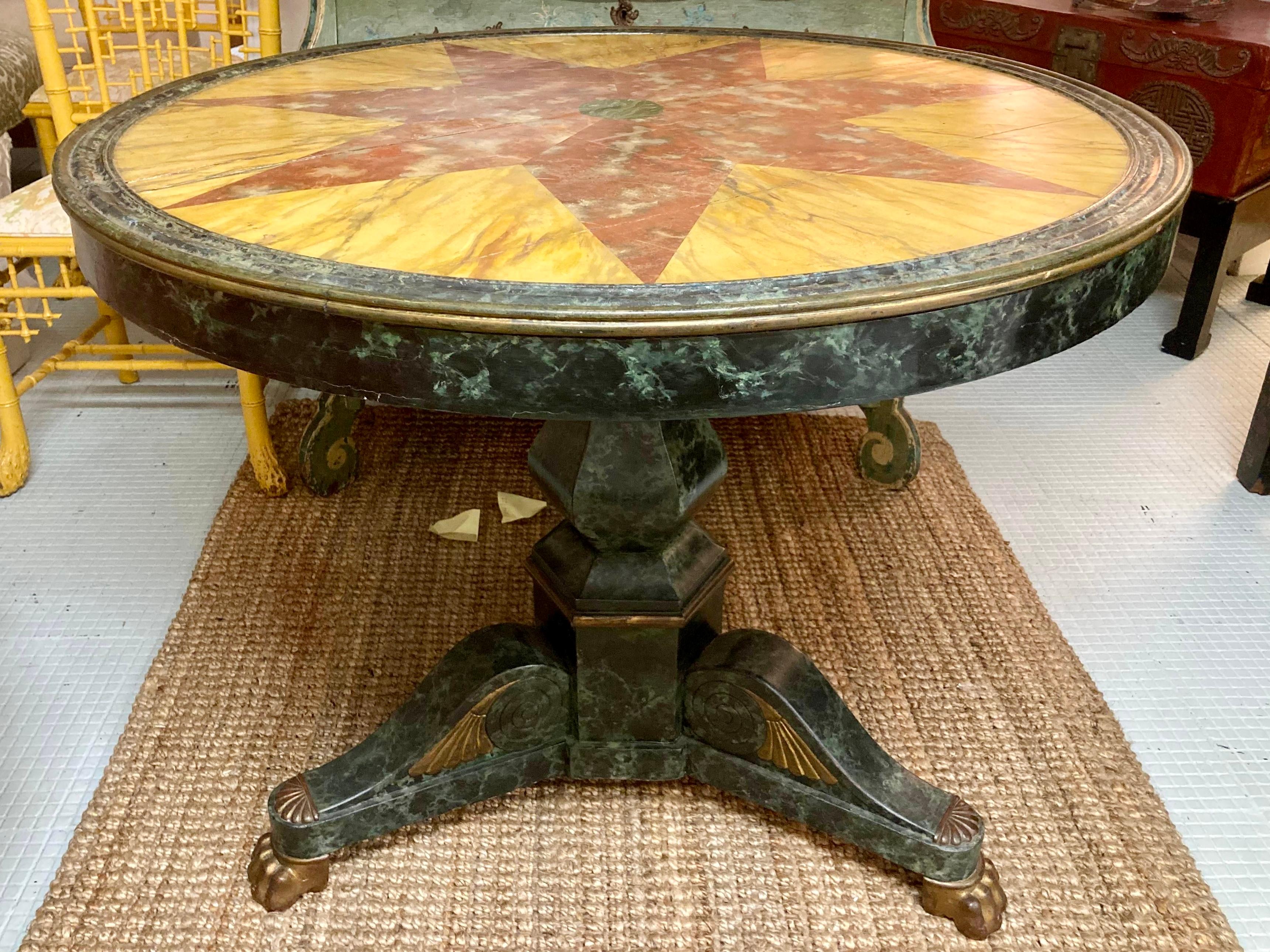 Table de salle à manger italienne à piédestal en bois rond en Pietra Dura faussement peinte. Cette table peut être utilisée comme table de salle à manger ou comme table centrale. Il ressemble à du marbre, mais il s'agit de bois peint. Ajoutez un