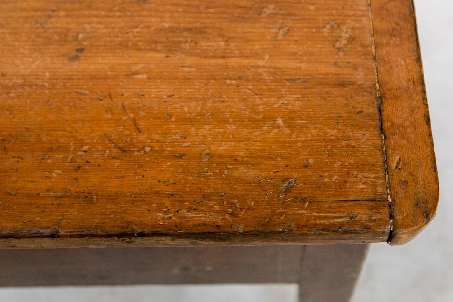 Tisch mit zwei Schubladen, faux lackiert im Zustand „Gut“ im Angebot in Wilson, NC