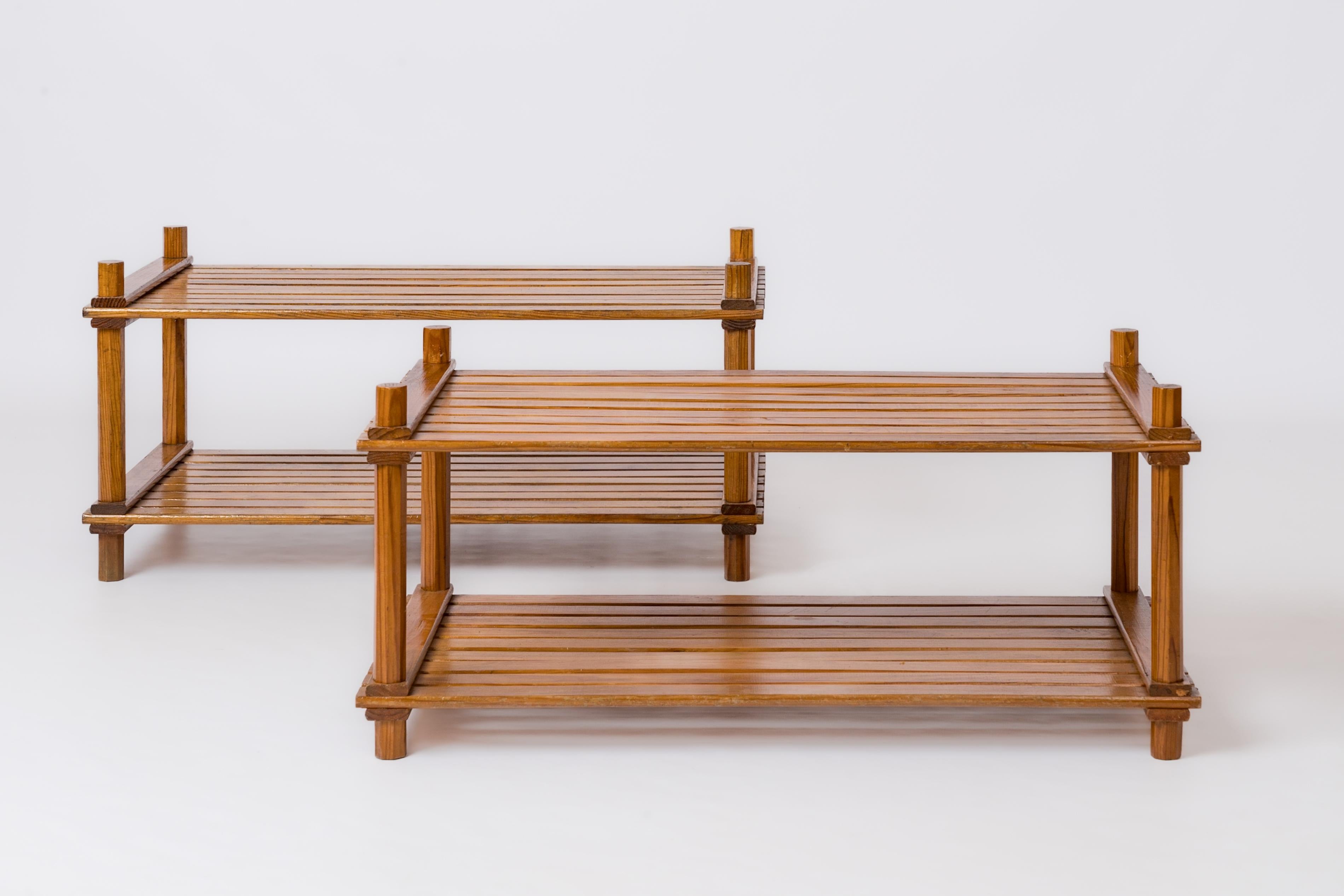 Coppia finta di tavolini in legno massiccio di pino nello stile di Charlotte Perriand.  Dimensioni indicate per l'unità lager.
Le dimensioni delle unità più piccole sono identiche per quanto riguarda la larghezza, mentre la profondità è di 17,3