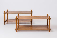 Ein Paar Couchtische aus Kiefernholz mit gestuften Lattenrostleisten im Perriand-Stil, Frankreich 1970er Jahre