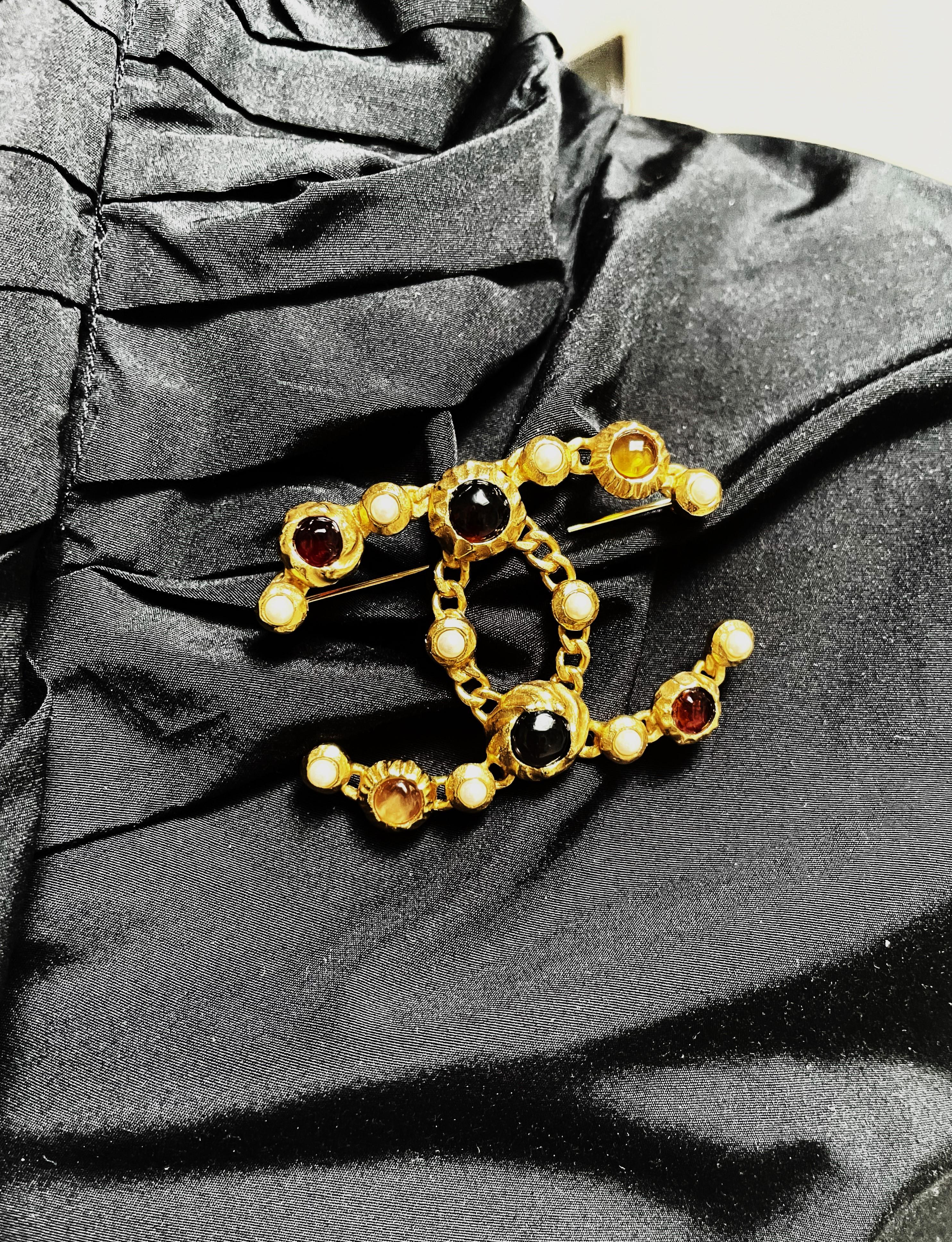 FAUX PEARL AND RESIN CHANEL CC BROOCH, gold plated, 2018 Collection For Sale 3
