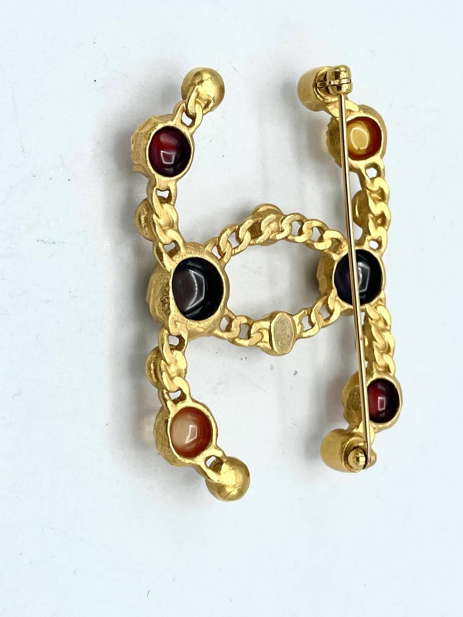 Modern FAUX PEARL AND RESIN CHANEL CC BROOCH, gold plated, 2018 Collection For Sale