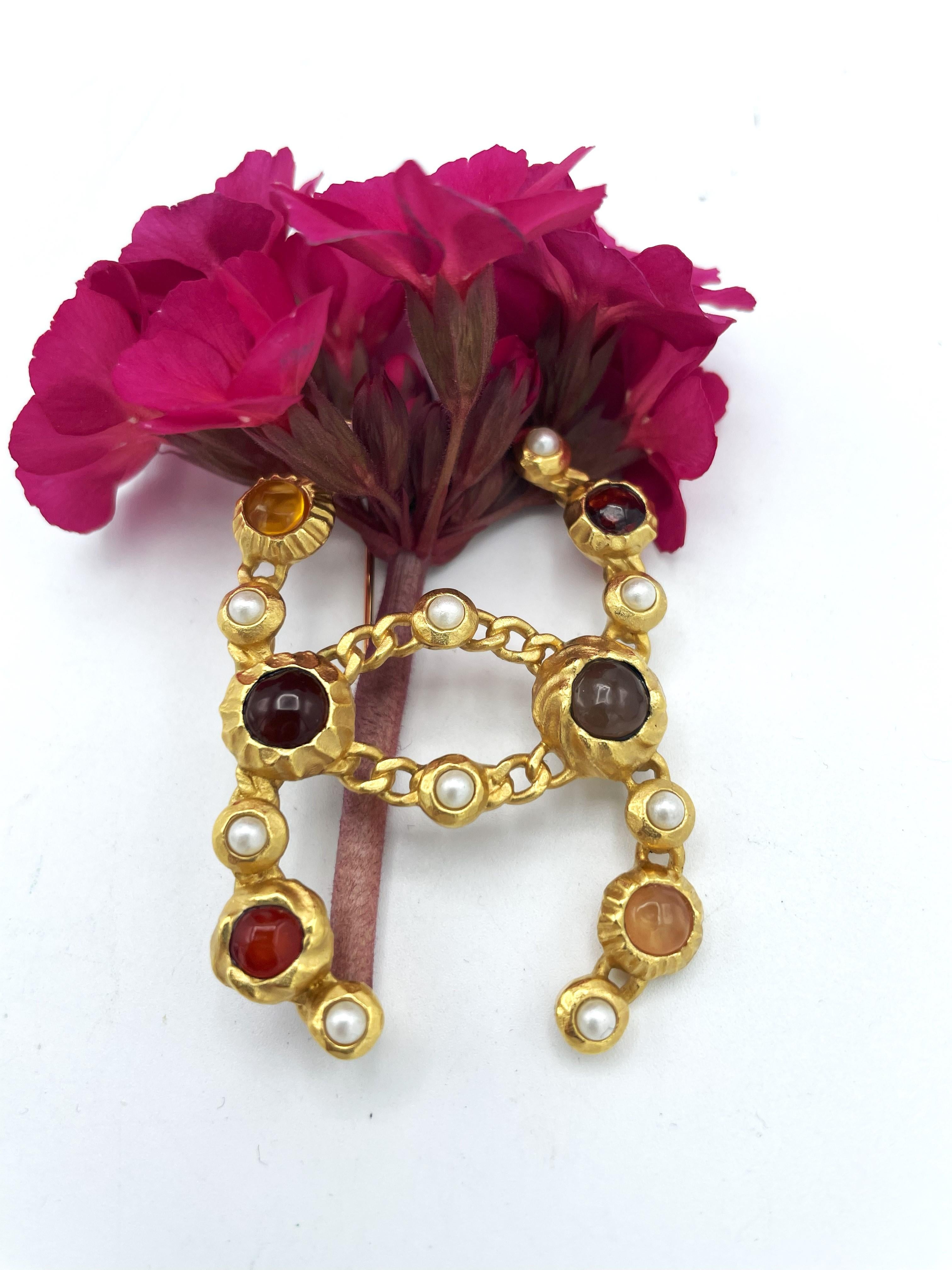FAUX PEARL AND RESIN CHANEL CC BROOCH, gold plated, 2018 Collection In Excellent Condition For Sale In Stuttgart, DE
