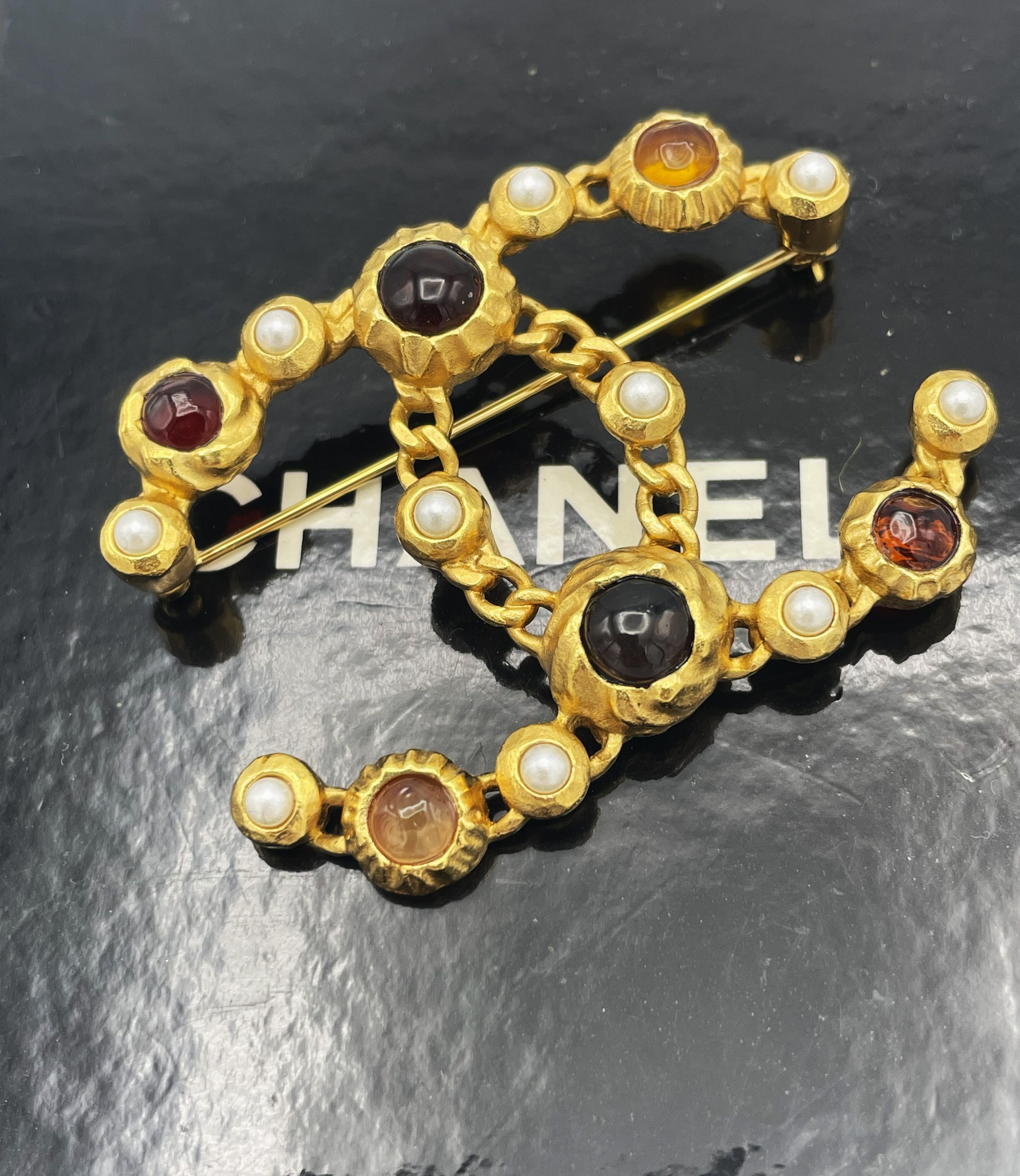 Women's or Men's FAUX PEARL AND RESIN CHANEL CC BROOCH, gold plated, 2018 Collection For Sale