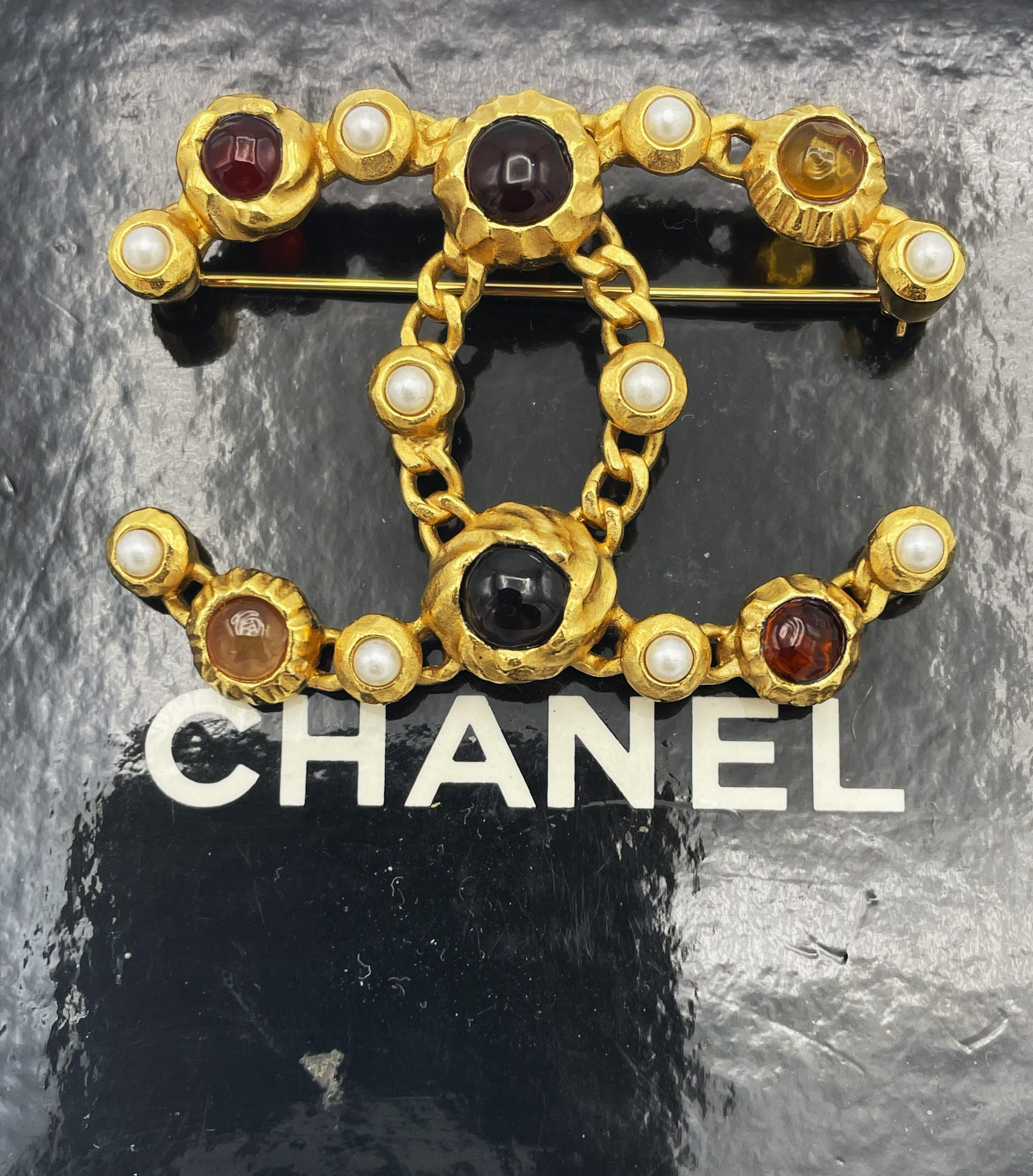 FAUX PEARL AND RESIN CHANEL CC BROOCH, gold plated, 2018 Collection For Sale 1