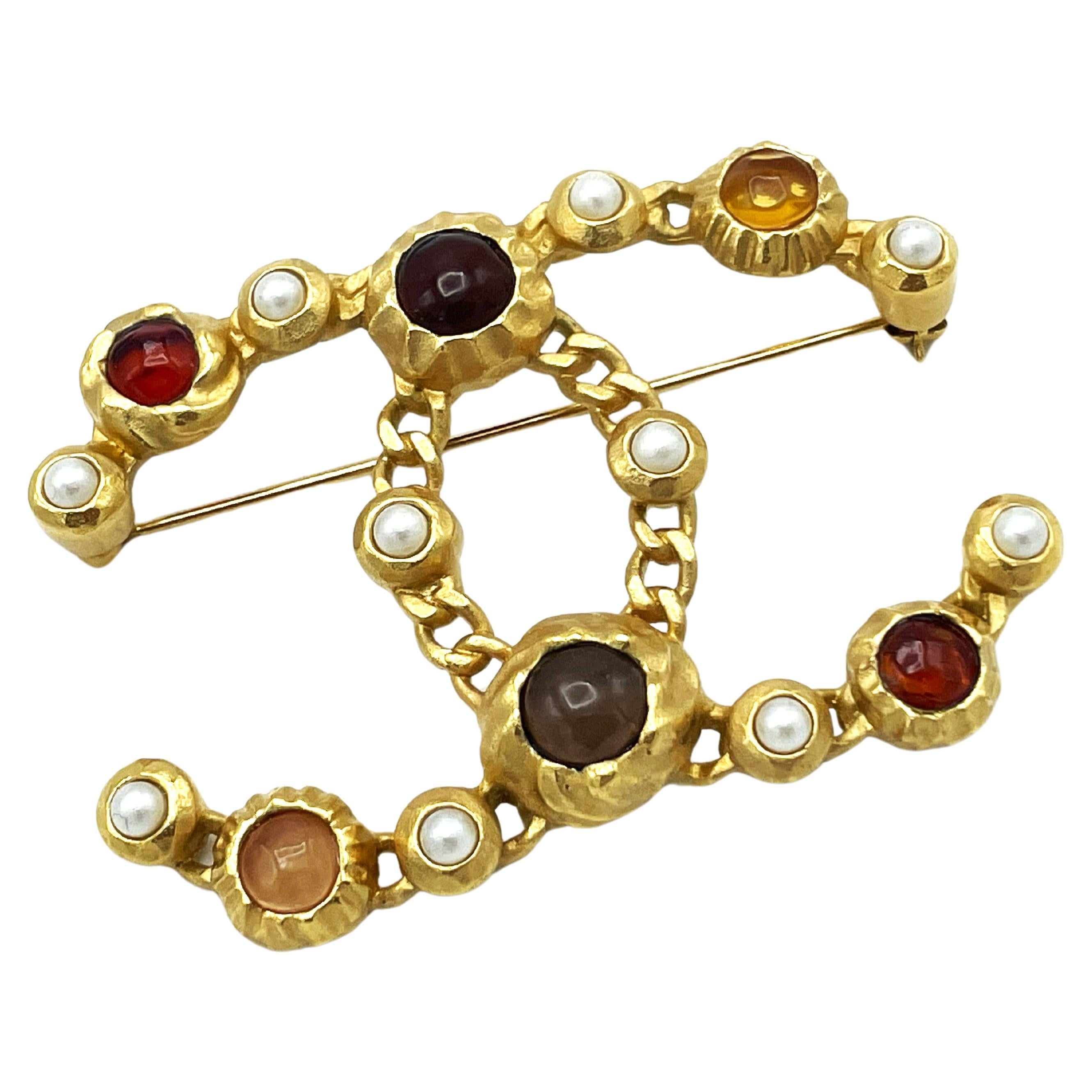 FAUX PEARL AND RESIN CHANEL CC BROOCH, gold plated, 2018 Collection For Sale