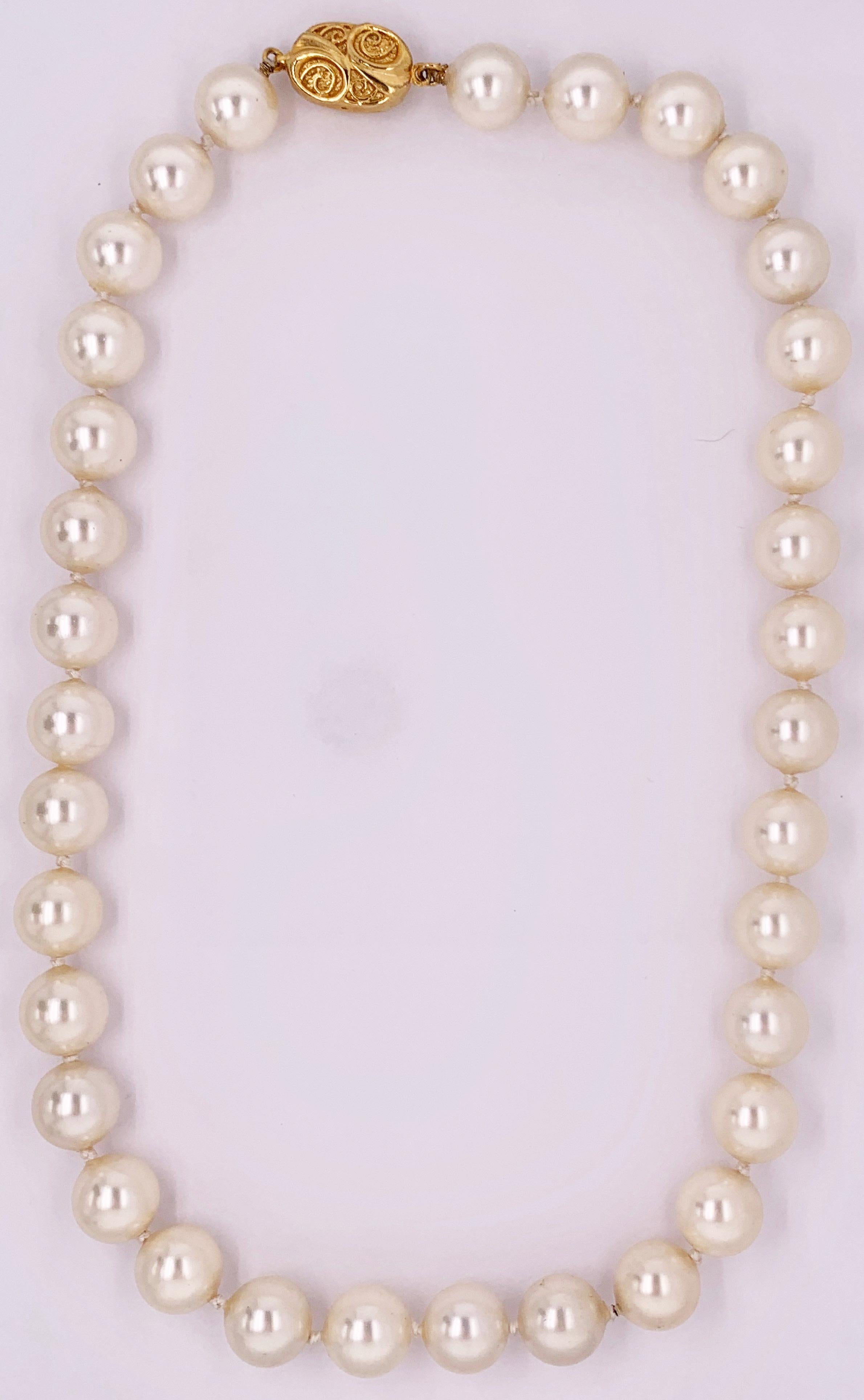 Choker-Halskette aus Kunstperlen mit versilbertem Medaillon (Viktorianisch) im Angebot