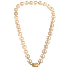 Retro Faux Pearl Choker Necklace with Plated Locket