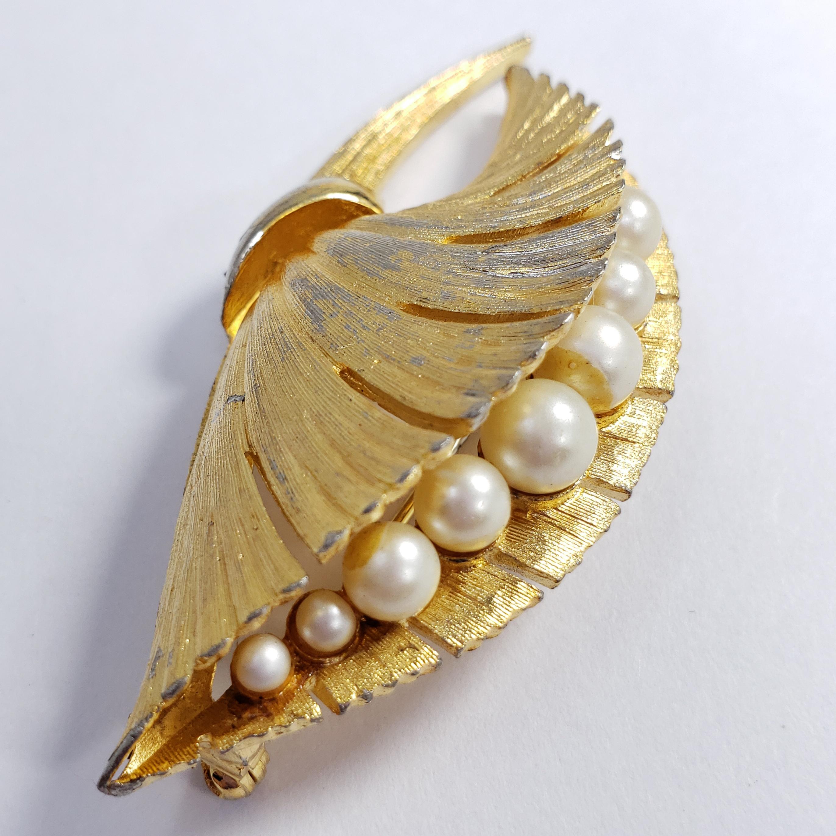Faux Pearl Gold Plated Vintage Pin Brooch by Sovereign In Fair Condition For Sale In Milford, DE