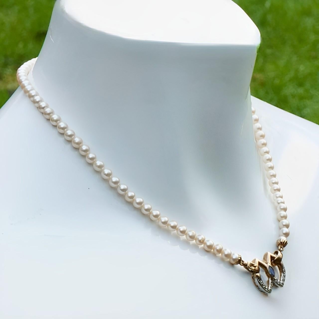 Faux Pearl Necklace with a Blue Stone, Silver and Gold Wash Pendant Clasp In Good Condition For Sale In London, GB