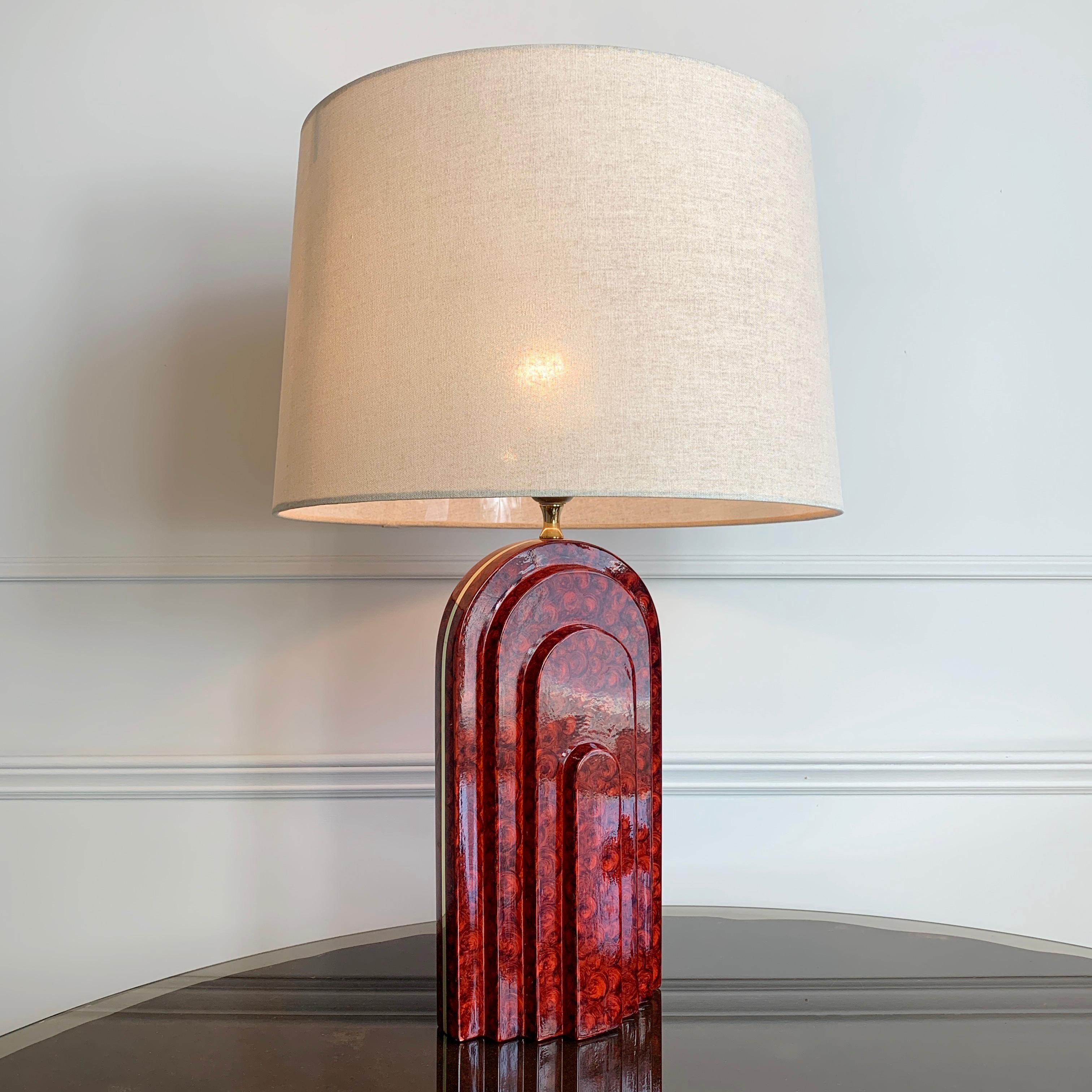 A superb 1980's Deco style Italian table lamp, in ceramic with a beautiful crimson tortoiseshell glaze and gilt band to the shoulder and sides, fitted with a new neutral shade.

This is a truly striking piece and would make a statement in any