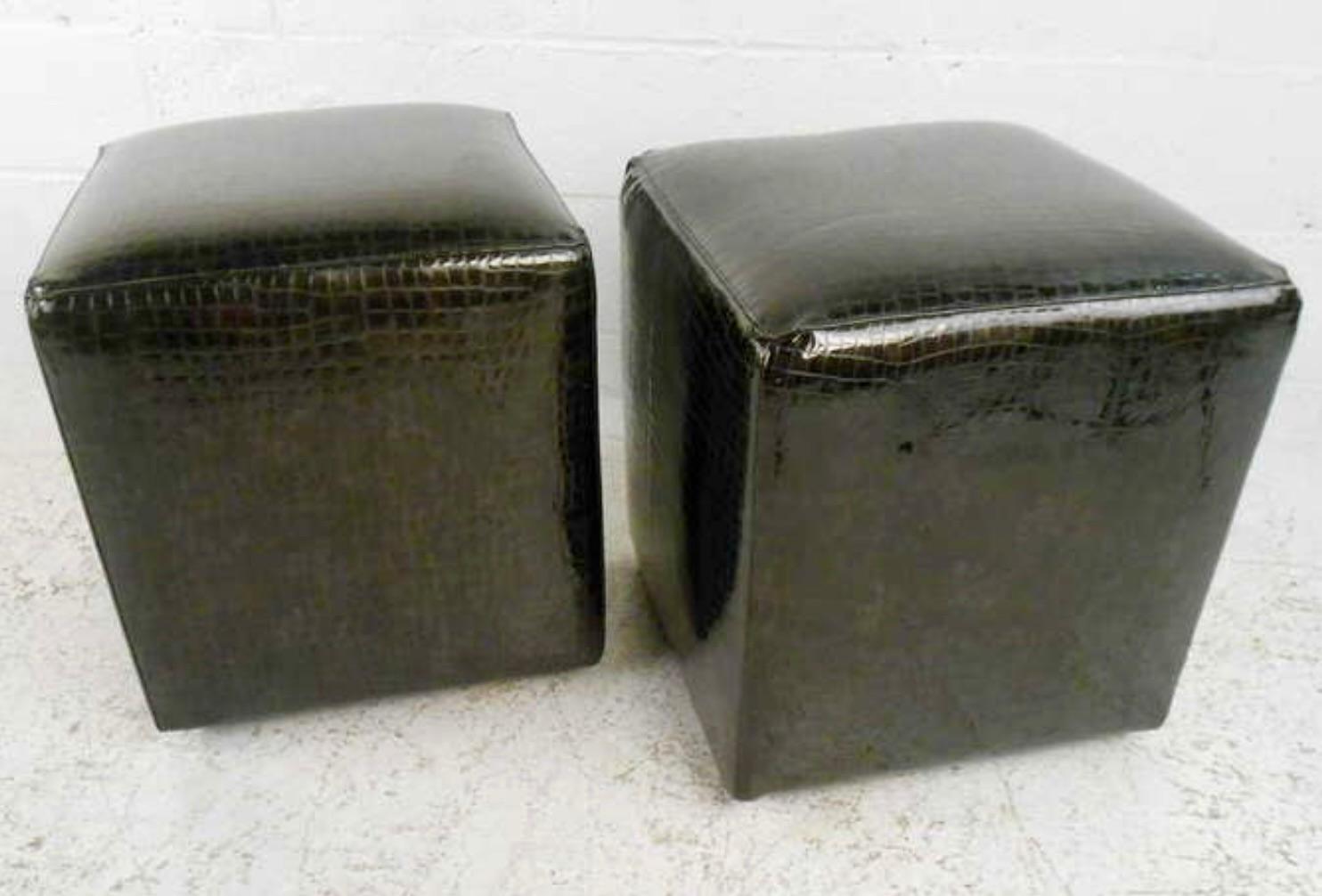 Ottomans cubiques à rouleaux Bon état - En vente à Brooklyn, NY