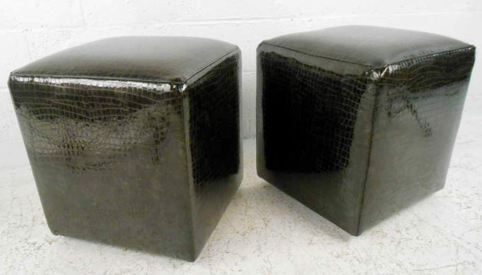 20ième siècle Ottomans cubiques à rouleaux en vente