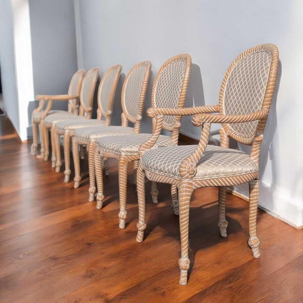 Un caratteristico set di sei sedie da pranzo della tradizione postmoderna, realizzate in legno di faggio cerato e con intagli in finta corda. Questo set scultoreo attribuito a Casa Stradivari unisce dettagli artistici e comfort, ideale per una sala