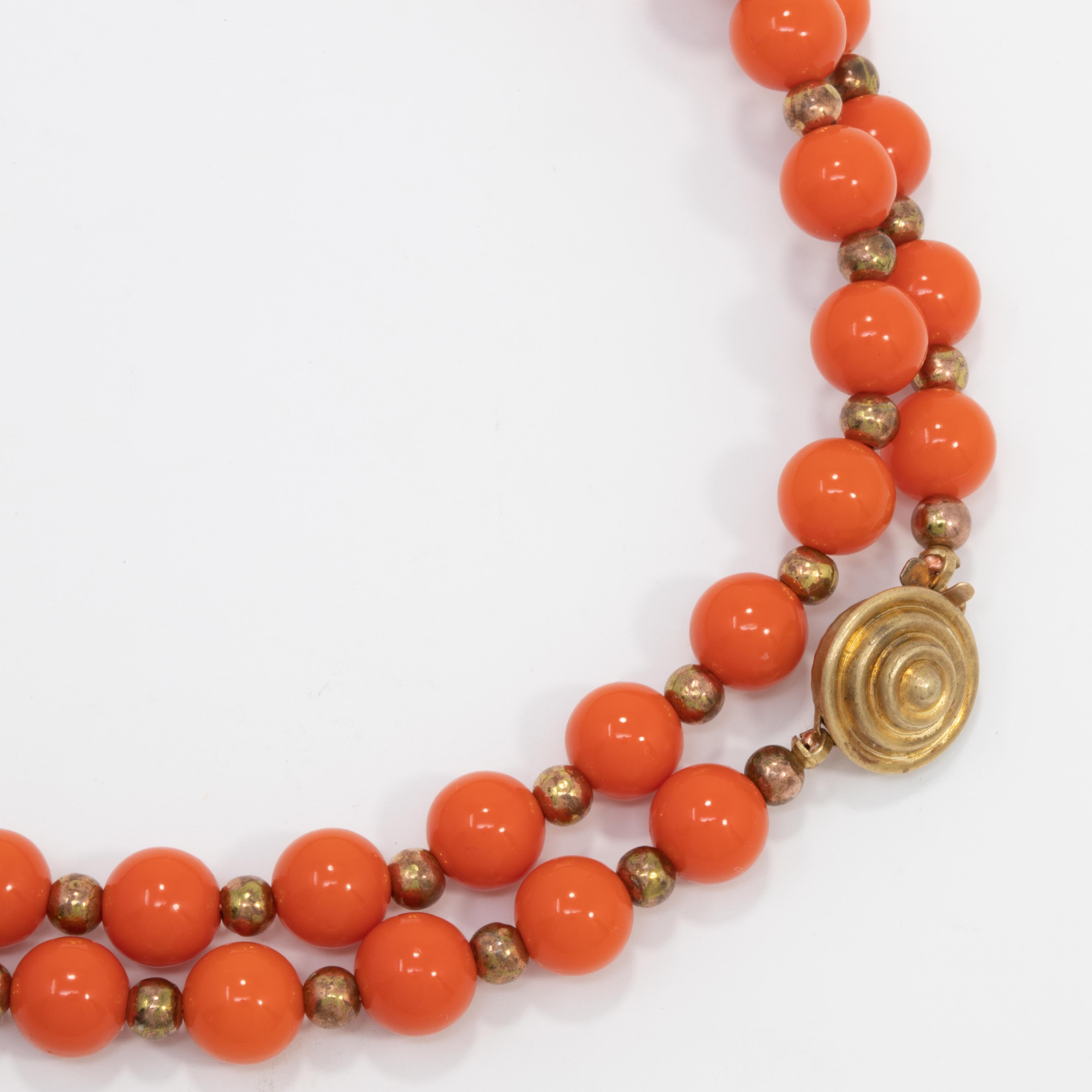 Halskette und Clip-On-Ohrringe aus Gold mit lachsfarbener Koralle und Perlen, Mitte 1900 im Zustand „Hervorragend“ im Angebot in Milford, DE