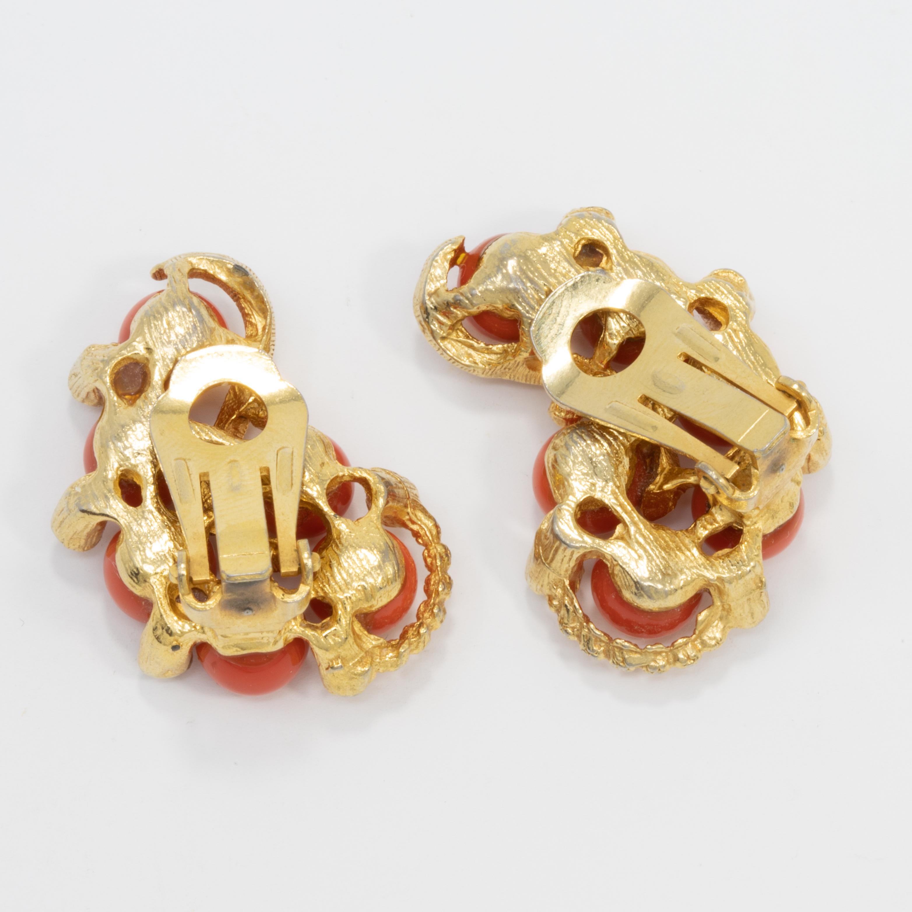 Halskette und Clip-On-Ohrringe aus Gold mit lachsfarbener Koralle und Perlen, Mitte 1900 im Angebot 1