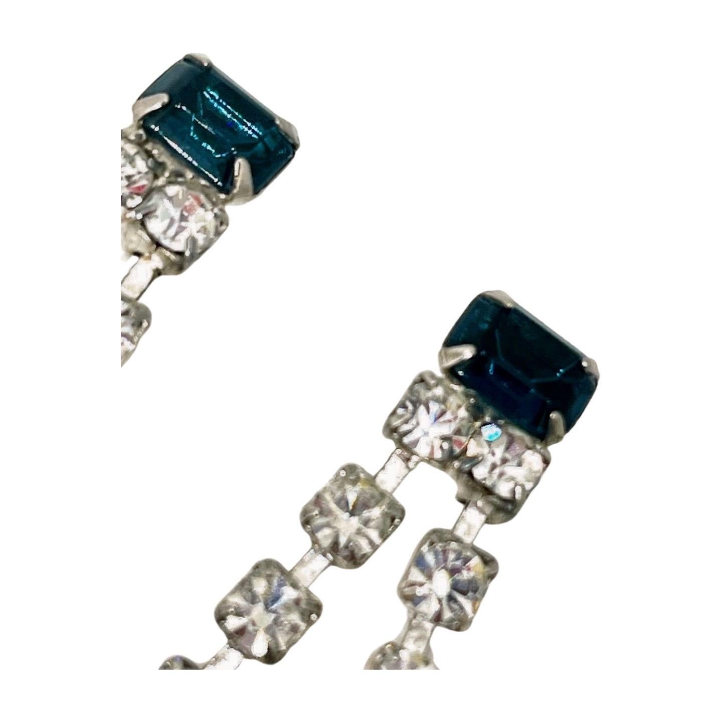 Bracelet double en zircone cubique avec faux deux strass marquise bleu saphir et un strass baguette bleu de Prusse,  boucles d'oreilles percées avec dos soudé. Nouveau polissage et remplacement des écrous d'oreilles. 

Ils ont l'effet arc-en-ciel